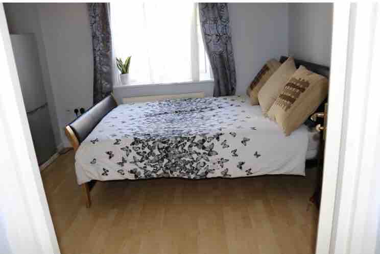 Double Ensuite -professional female/couple RoomsLocal image