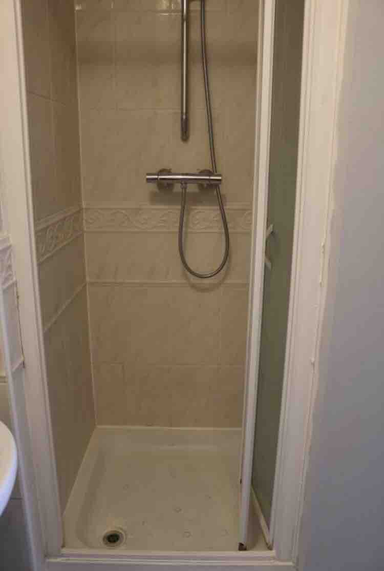 Double Ensuite -professional female/couple RoomsLocal image