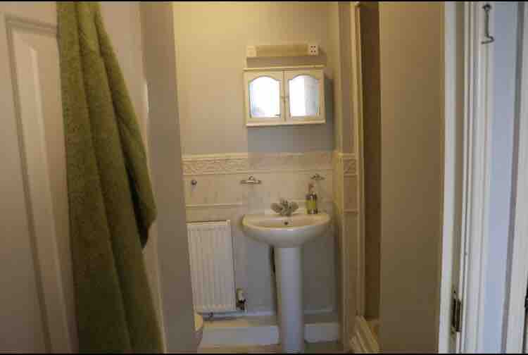Double Ensuite -professional female/couple RoomsLocal image