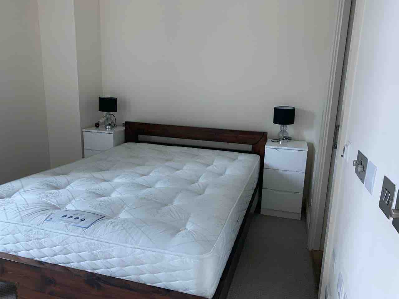 Spacious bedroom in Canary Wharf image