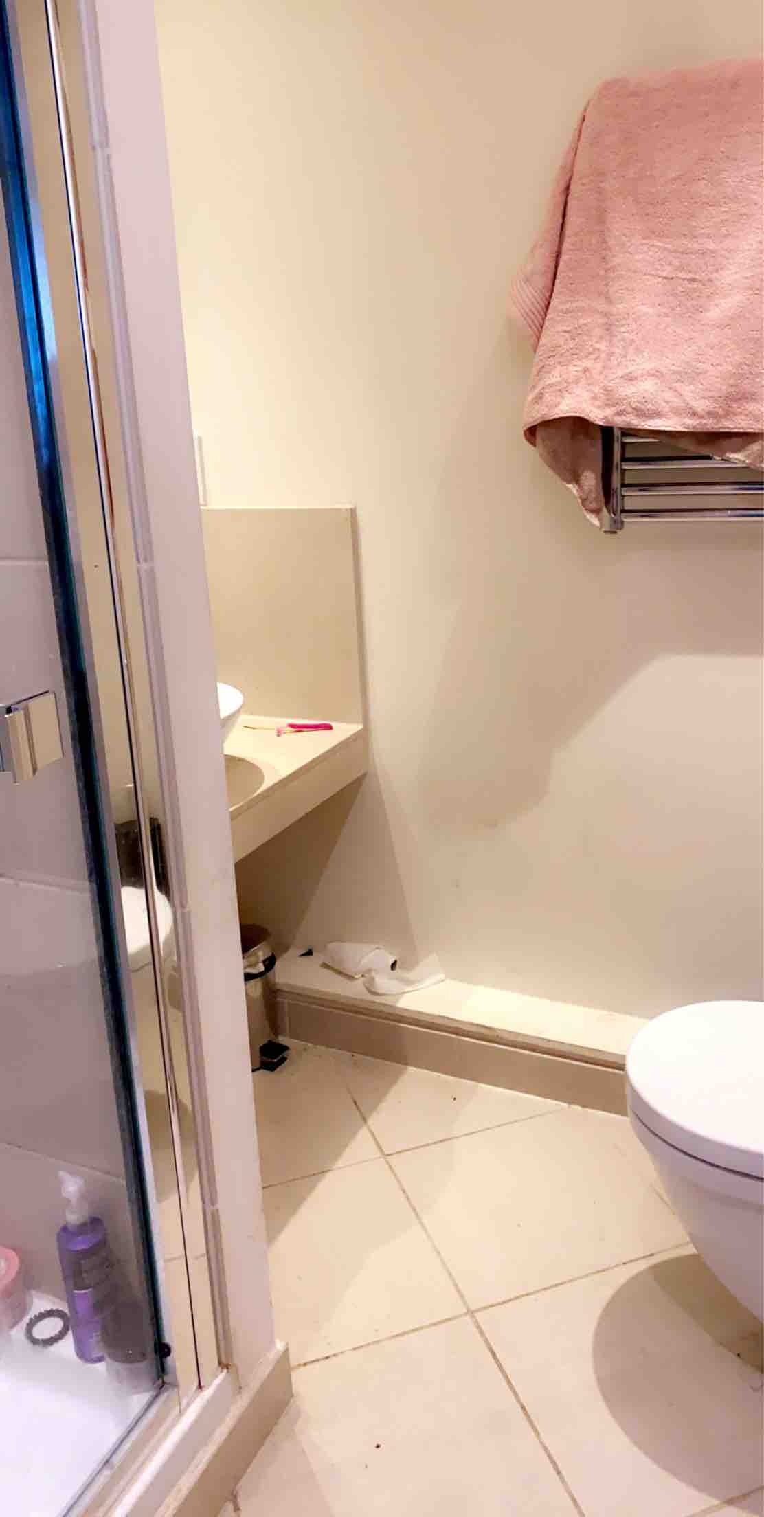 Spacious bedroom in Canary Wharf RoomsLocal image