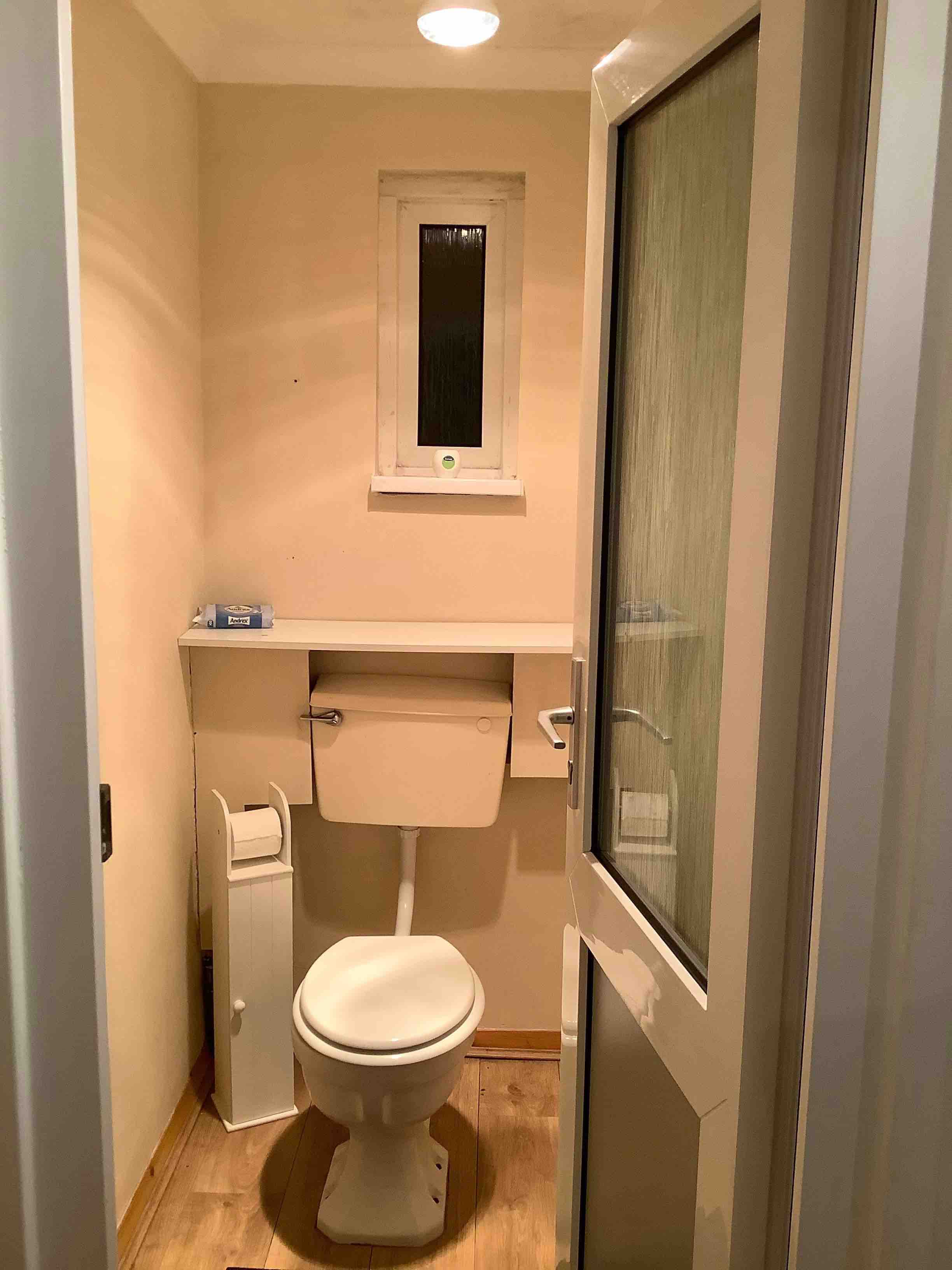 1 habitación en Crawley, RH11 7JG RoomsLocal image