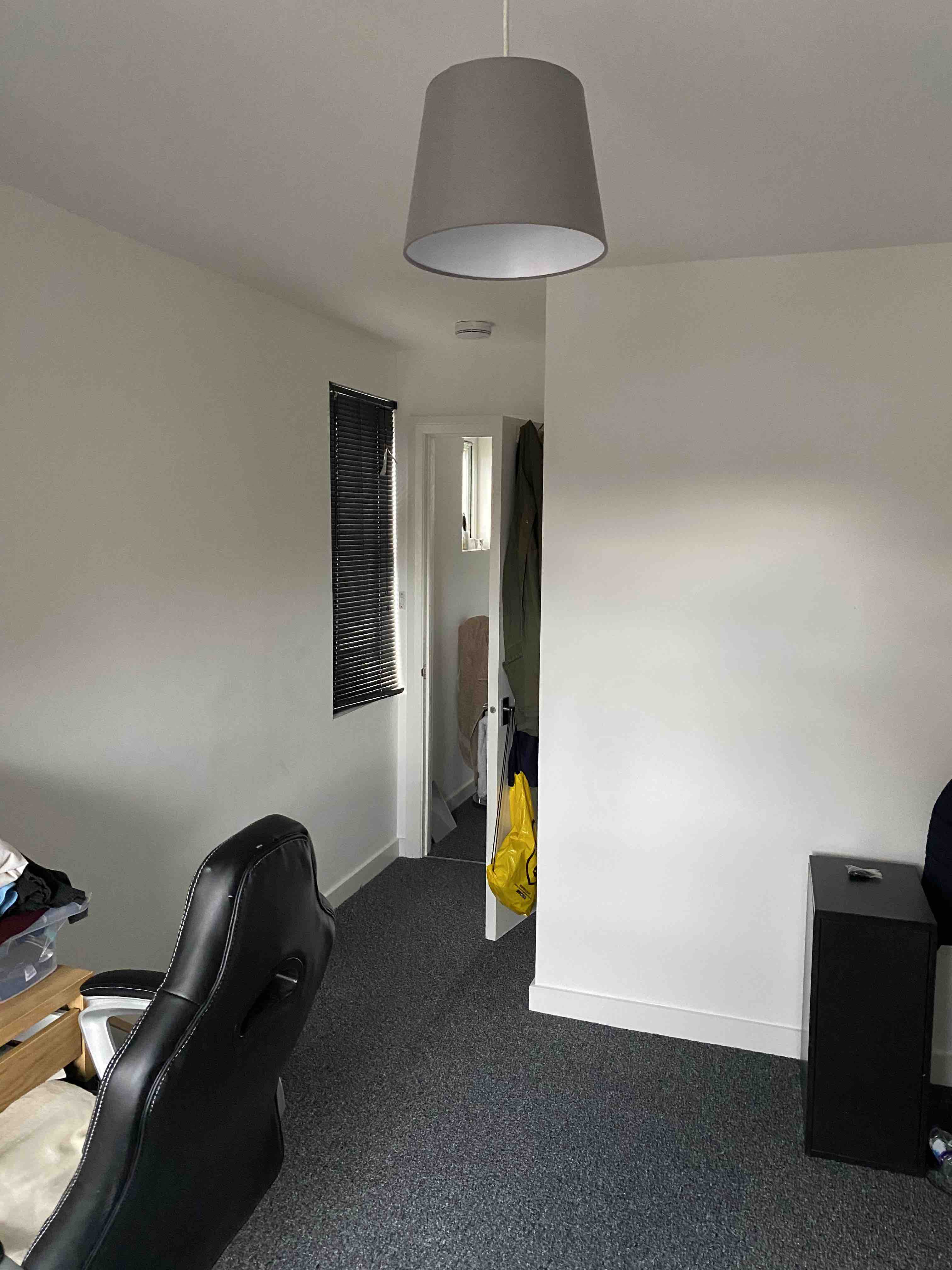 2 bed flatshare w.13, London RoomsLocal image