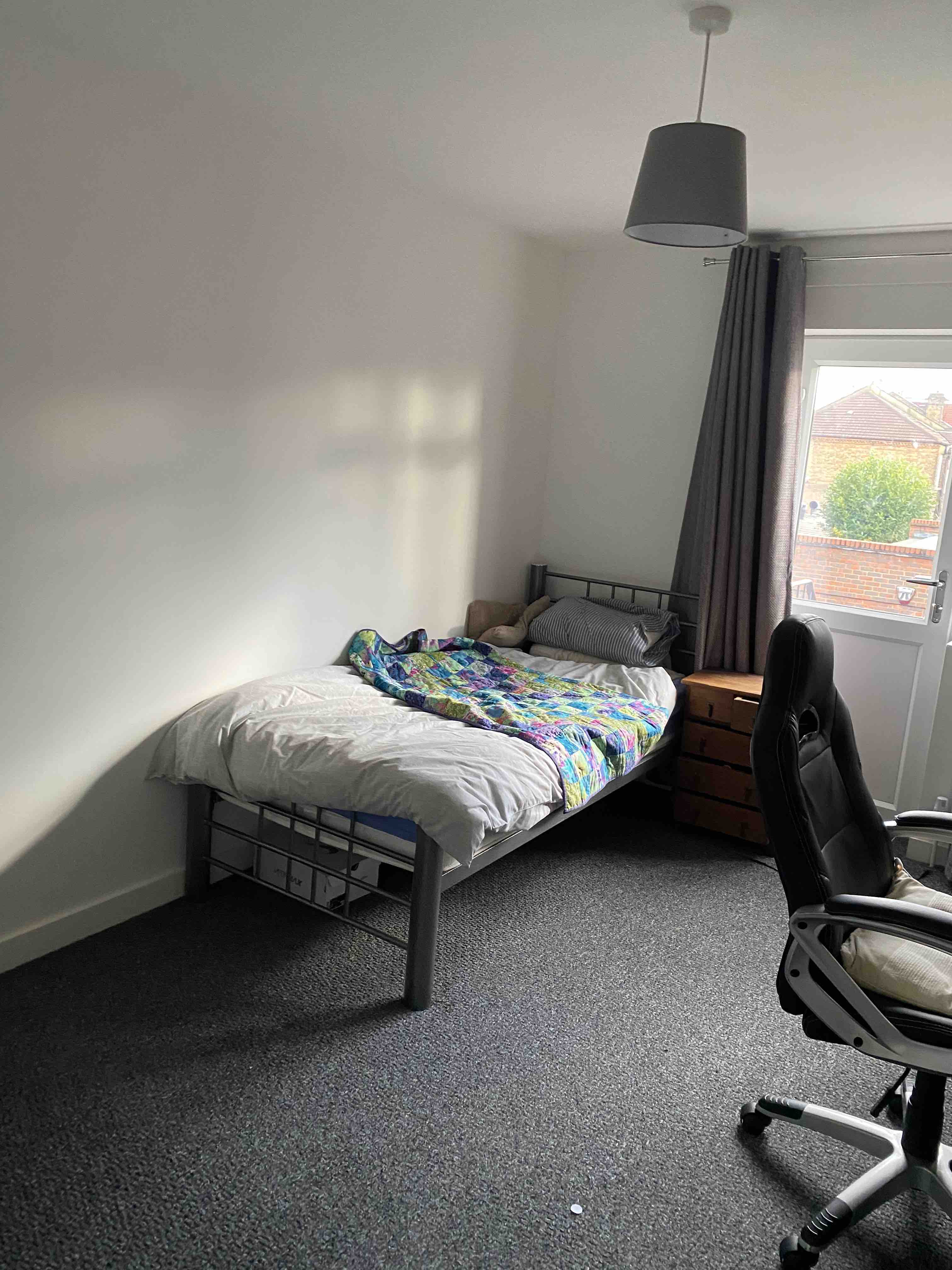 2 bed flatshare w.13, London RoomsLocal image