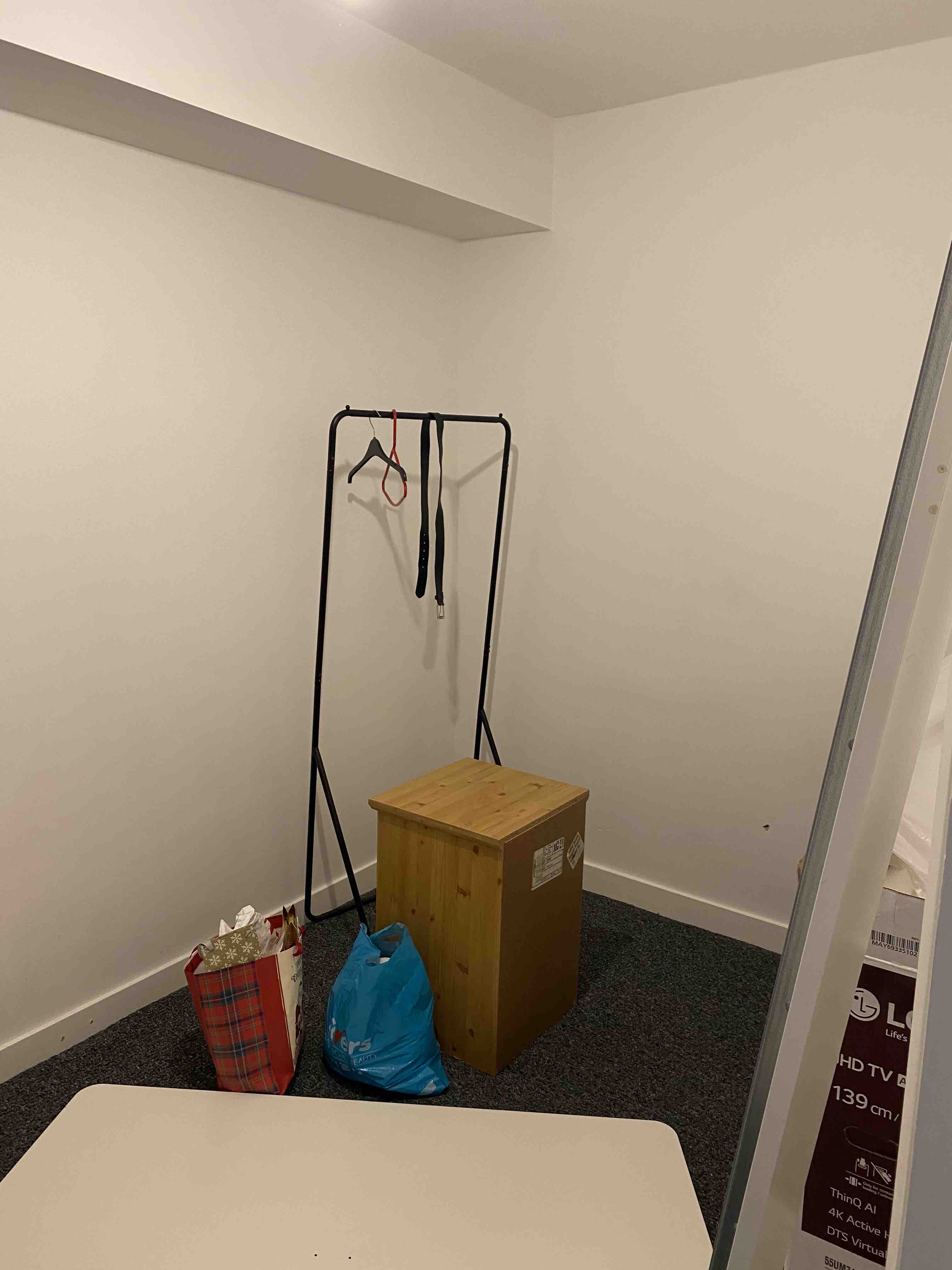 2 bed flatshare w.13, London RoomsLocal image