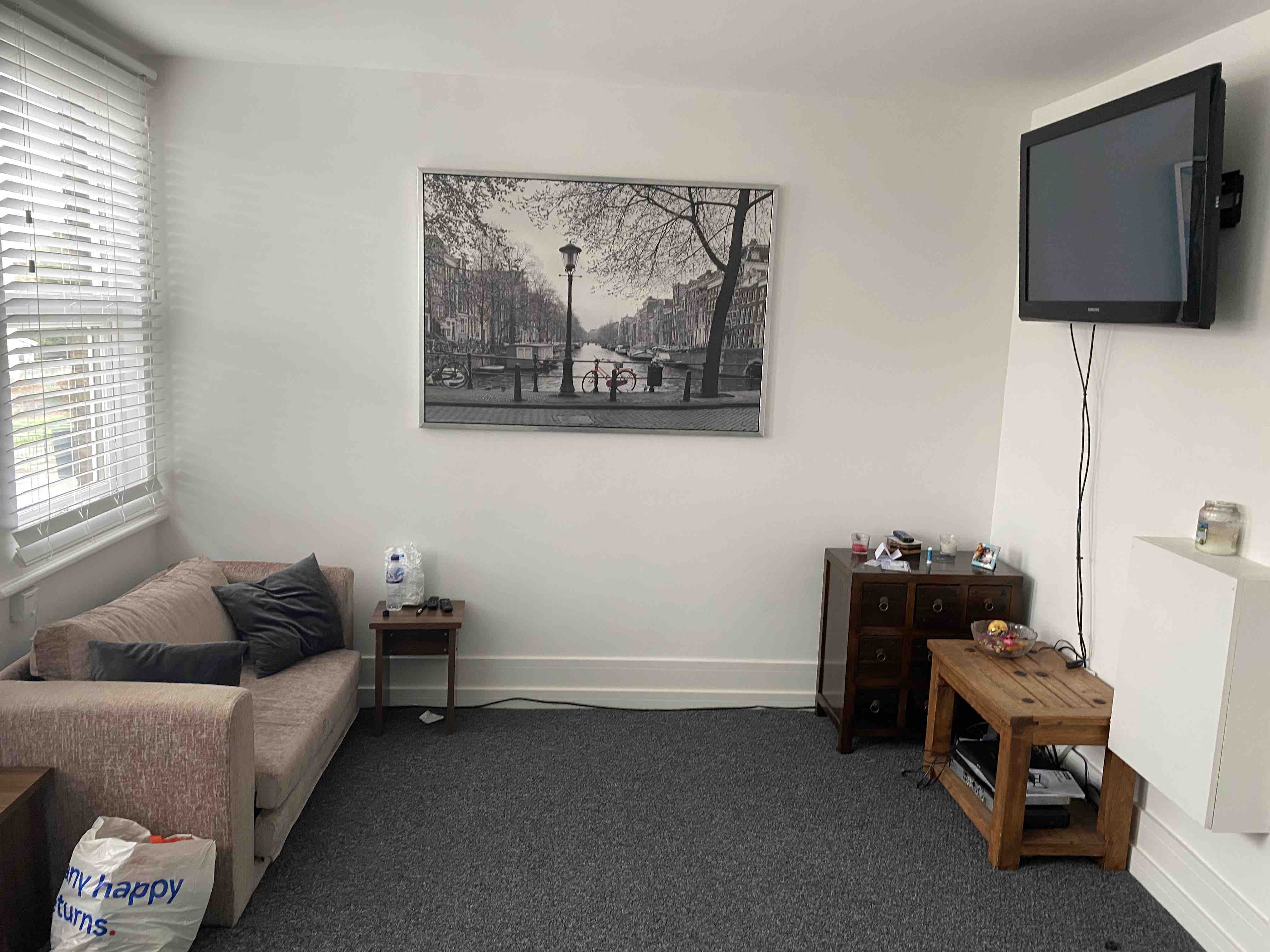 2 bed flatshare w.13, London RoomsLocal image