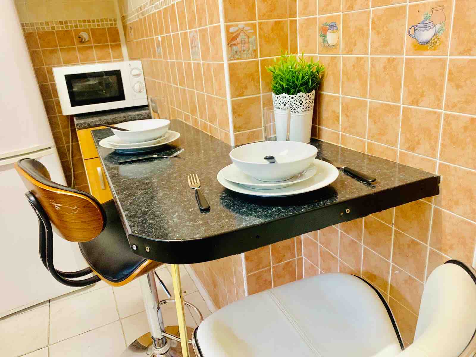 lovely cosy room in 3bed flat RoomsLocal image