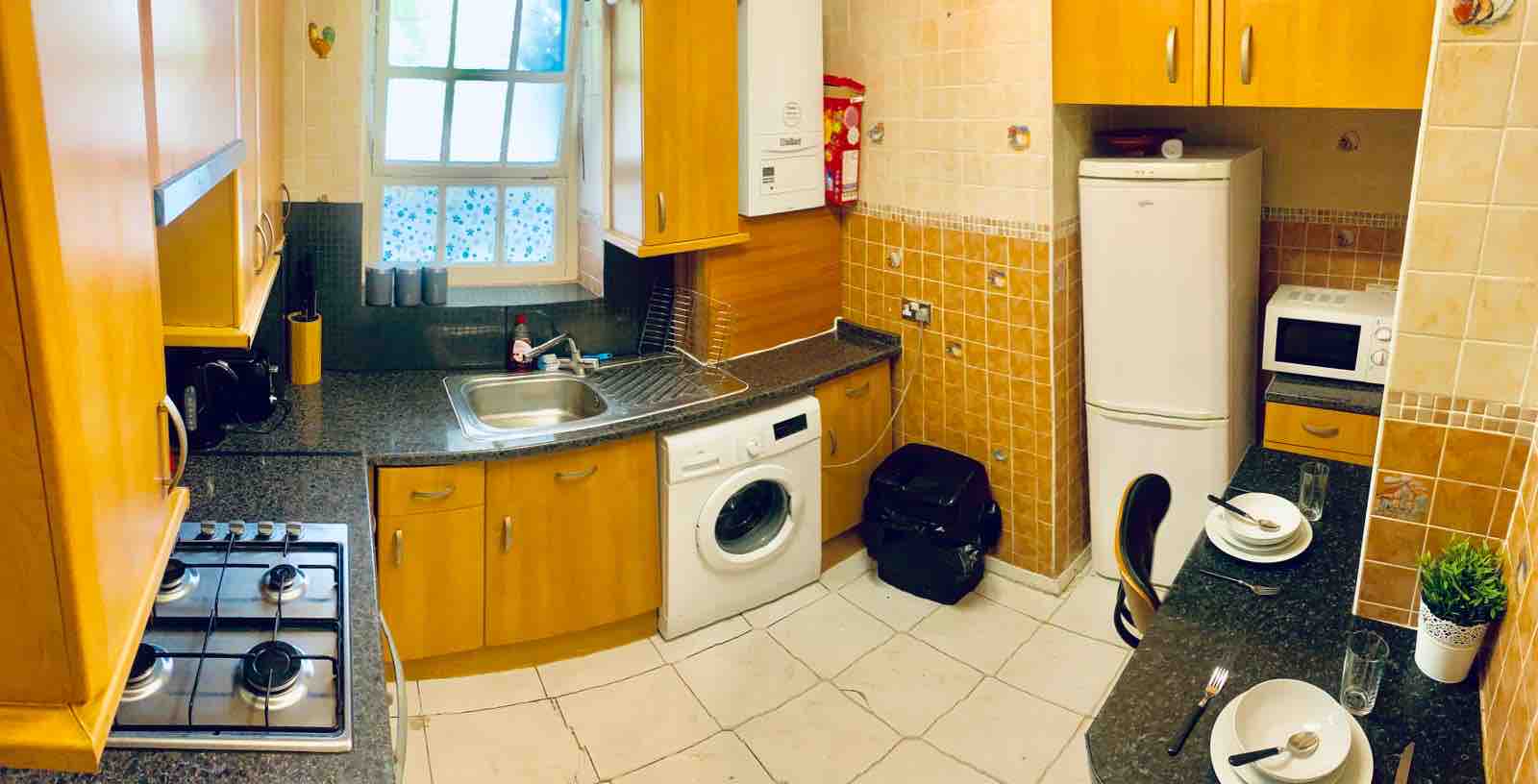 lovely cosy room in 3bed flat RoomsLocal image
