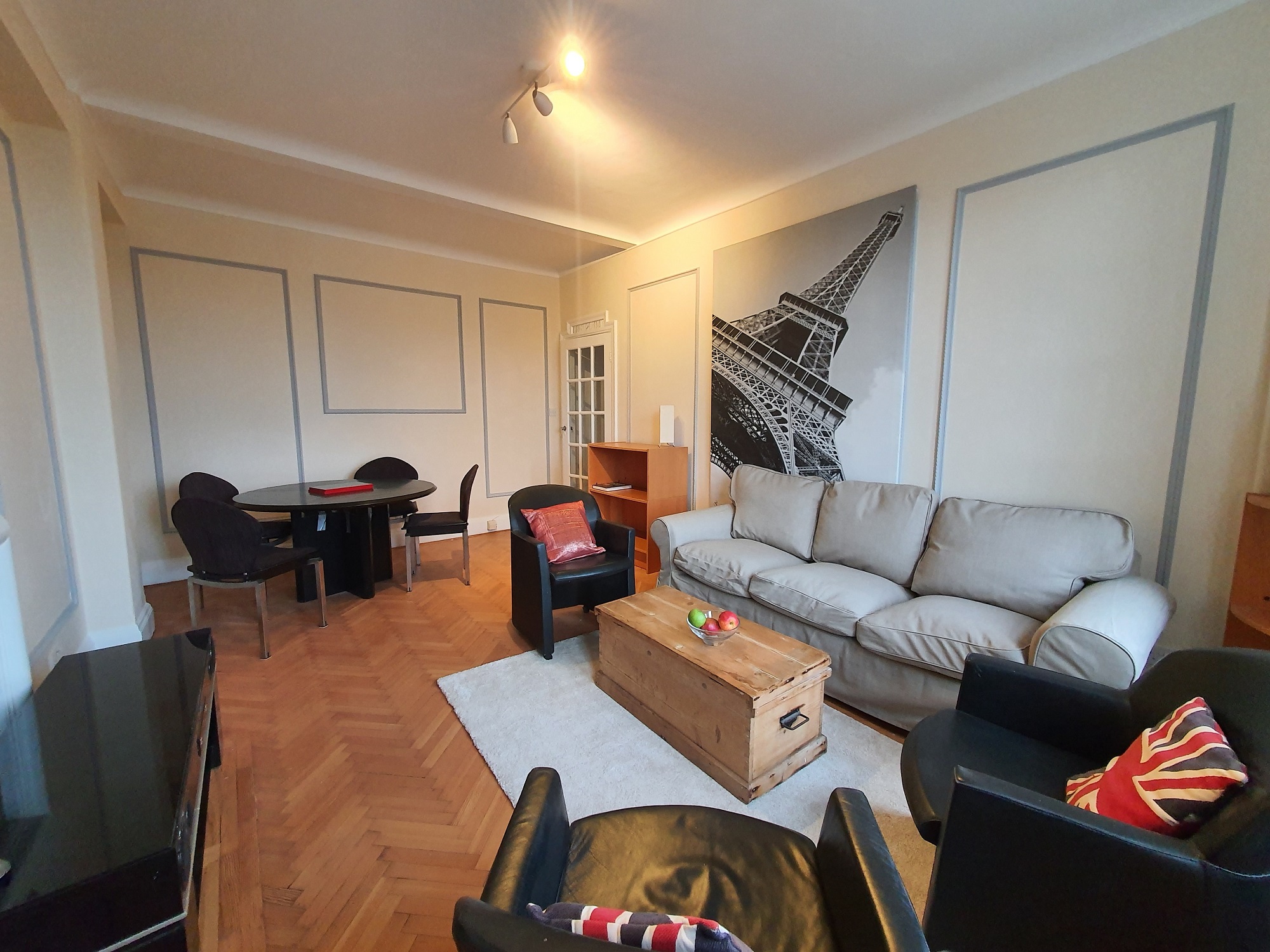 Charming double bedroom in Marylebone London available RoomsLocal image