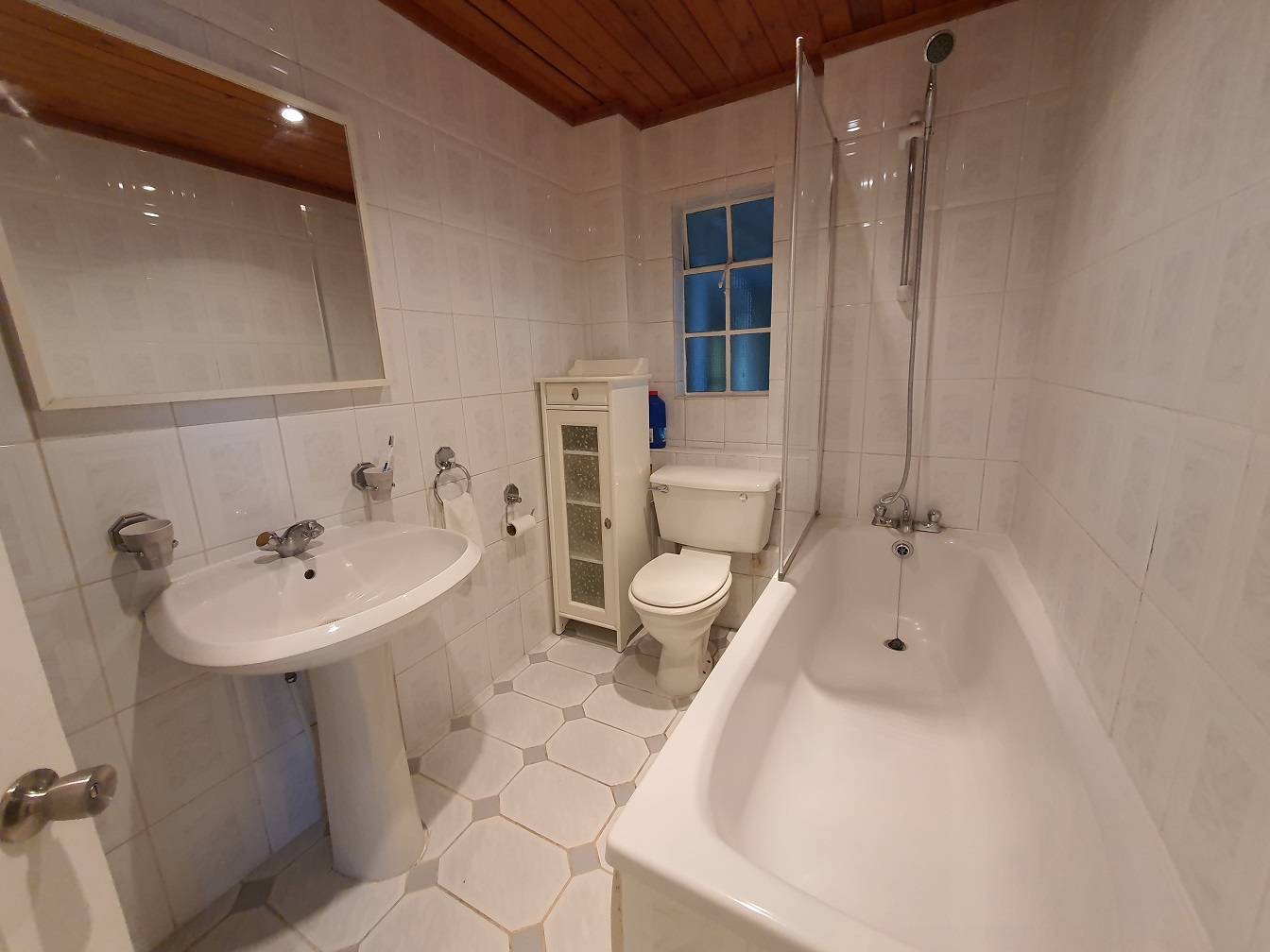 Charming double bedroom in Marylebone London available RoomsLocal image