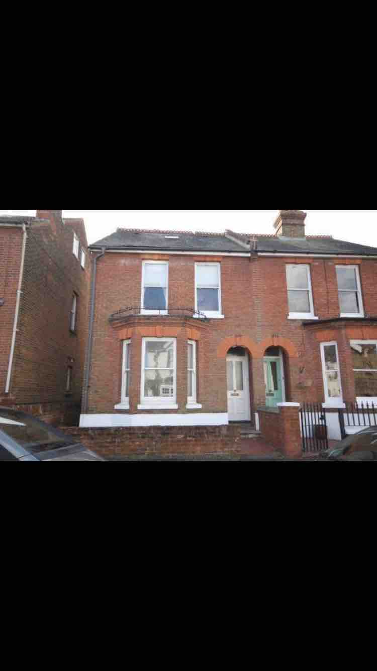 Housemate needed for a double room! RoomsLocal image
