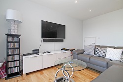Awesome and beautiful double bedroom apartment RoomsLocal image