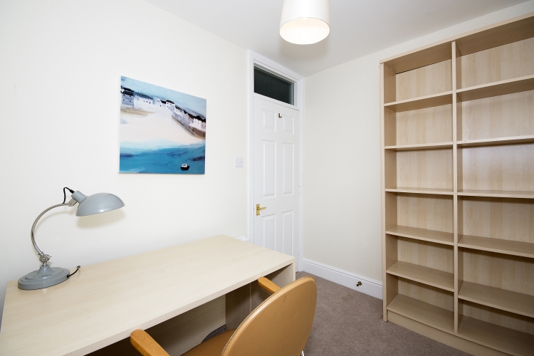 Fabulous double bedroom well furnished. RoomsLocal image