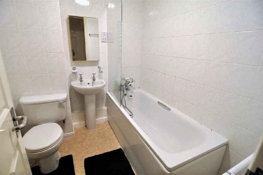 Fabulous double bedroom well furnished. RoomsLocal image