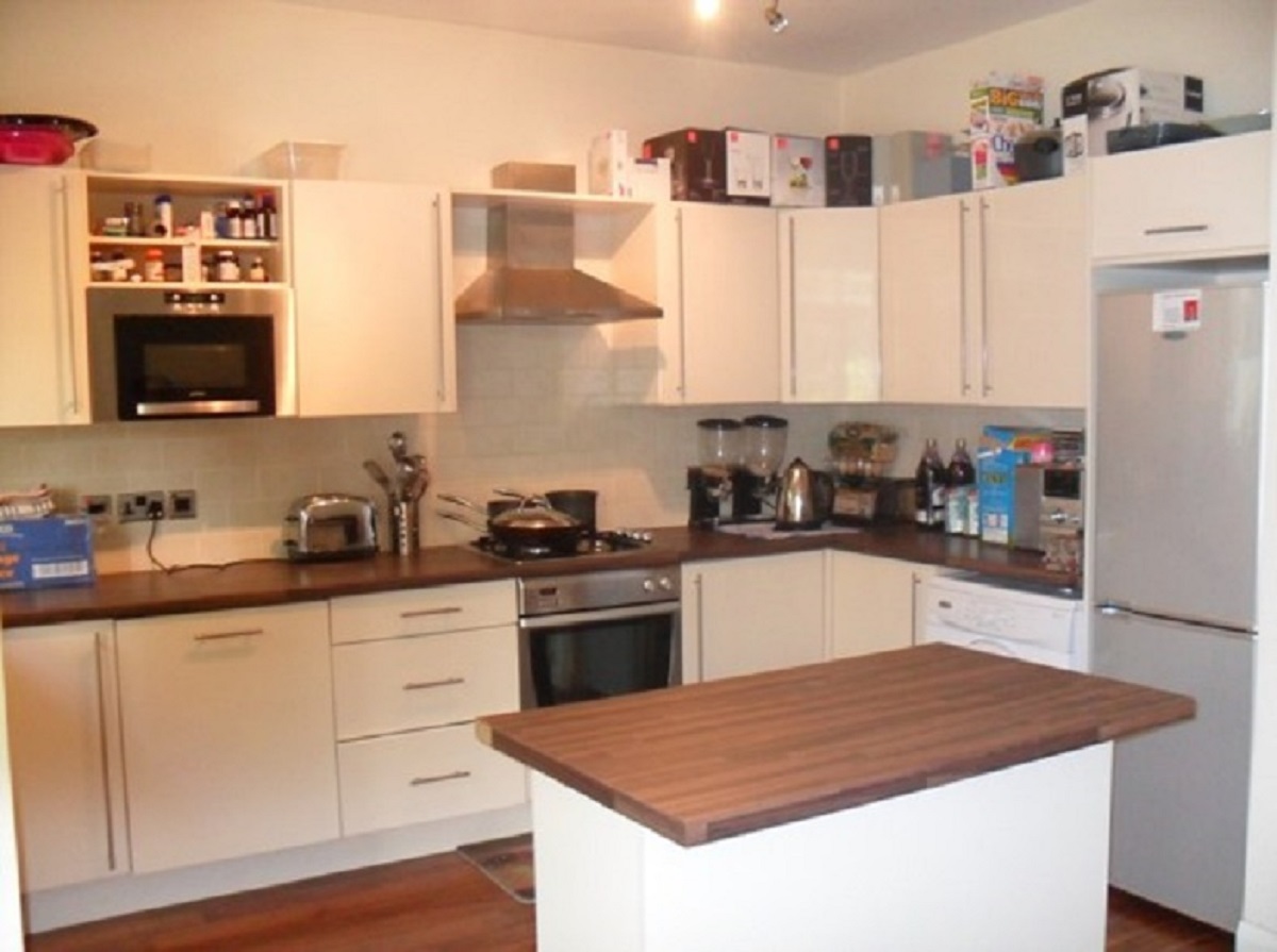 Fabulous double bedroom well furnished. RoomsLocal image