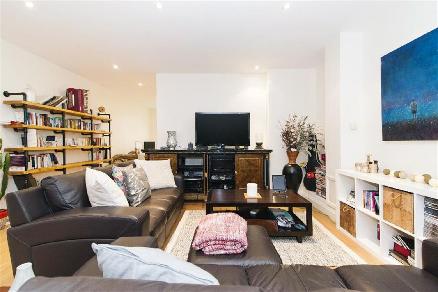 Fabulous double bedroom well furnished. RoomsLocal image