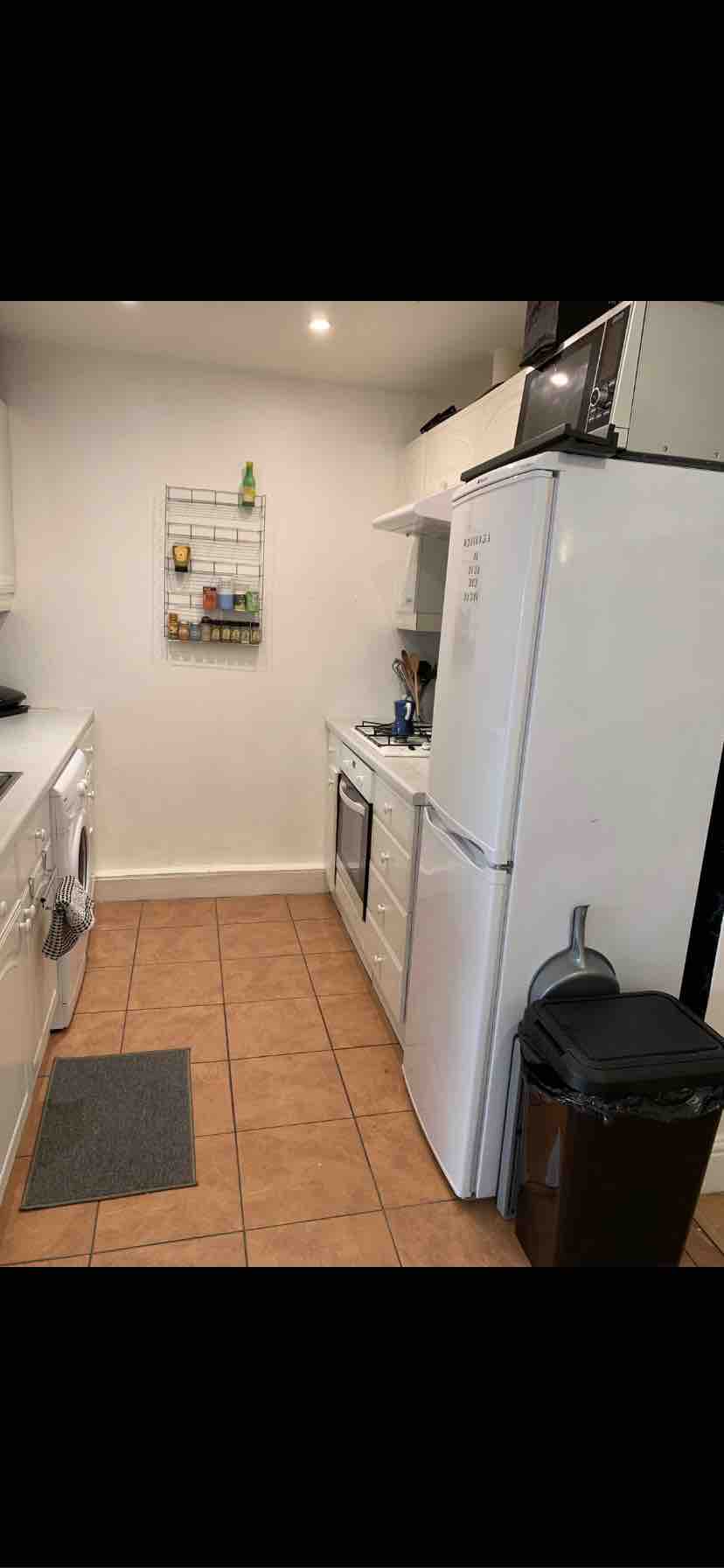 Spacious Double Bedroom in Wimbledon RoomsLocal image