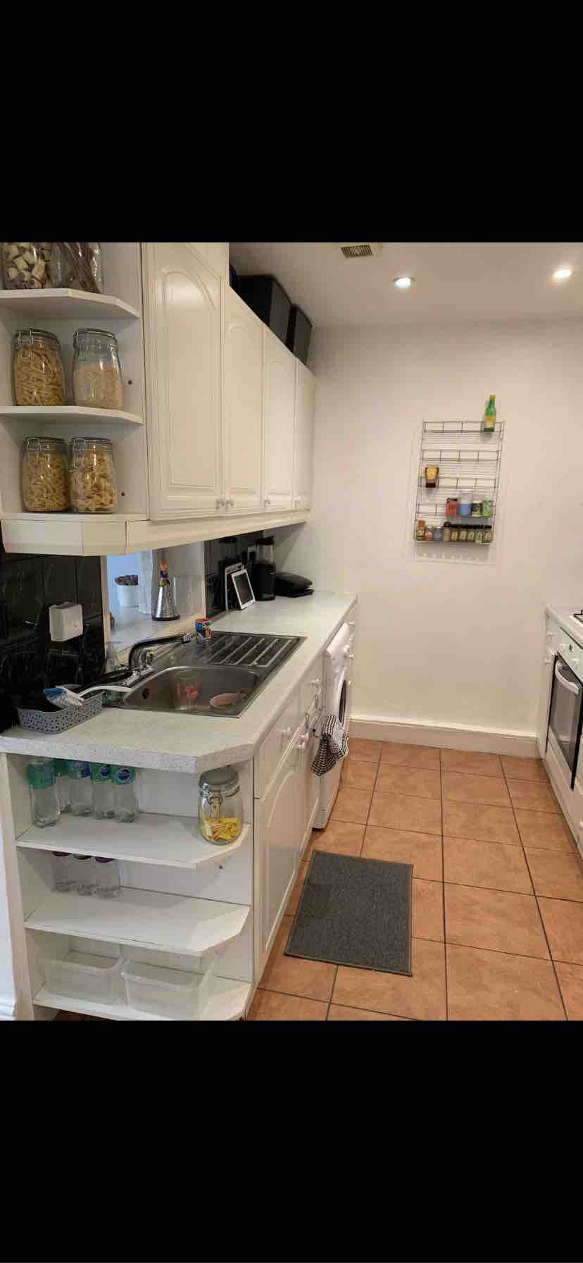 Spacious Double Bedroom in Wimbledon RoomsLocal image