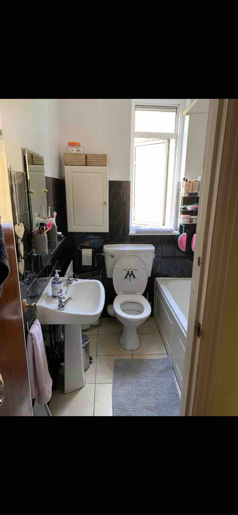 Spacious Double Bedroom in Wimbledon RoomsLocal image