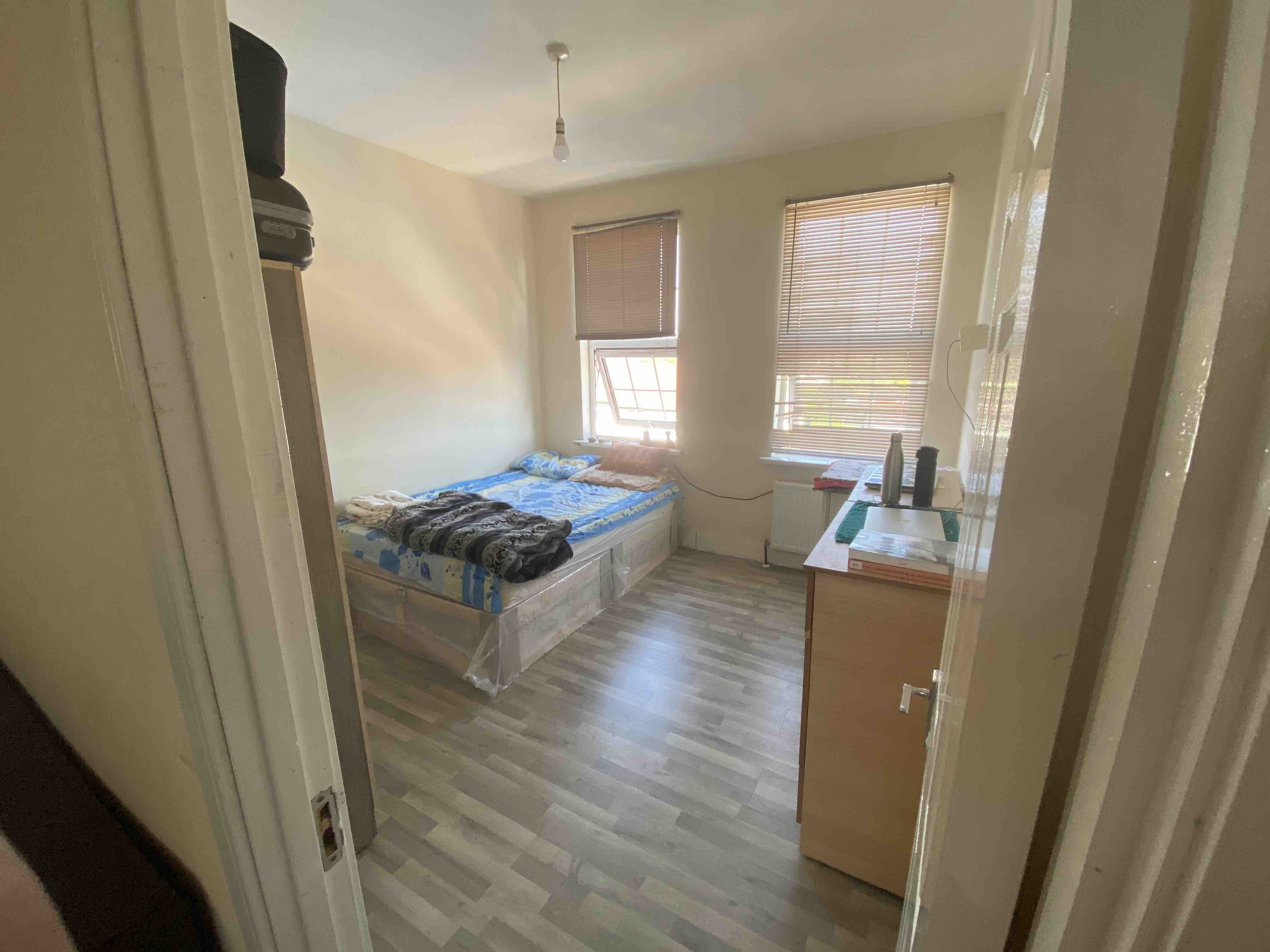 2 bedrooms available in 3 bedroom apartment, London RoomsLocal image