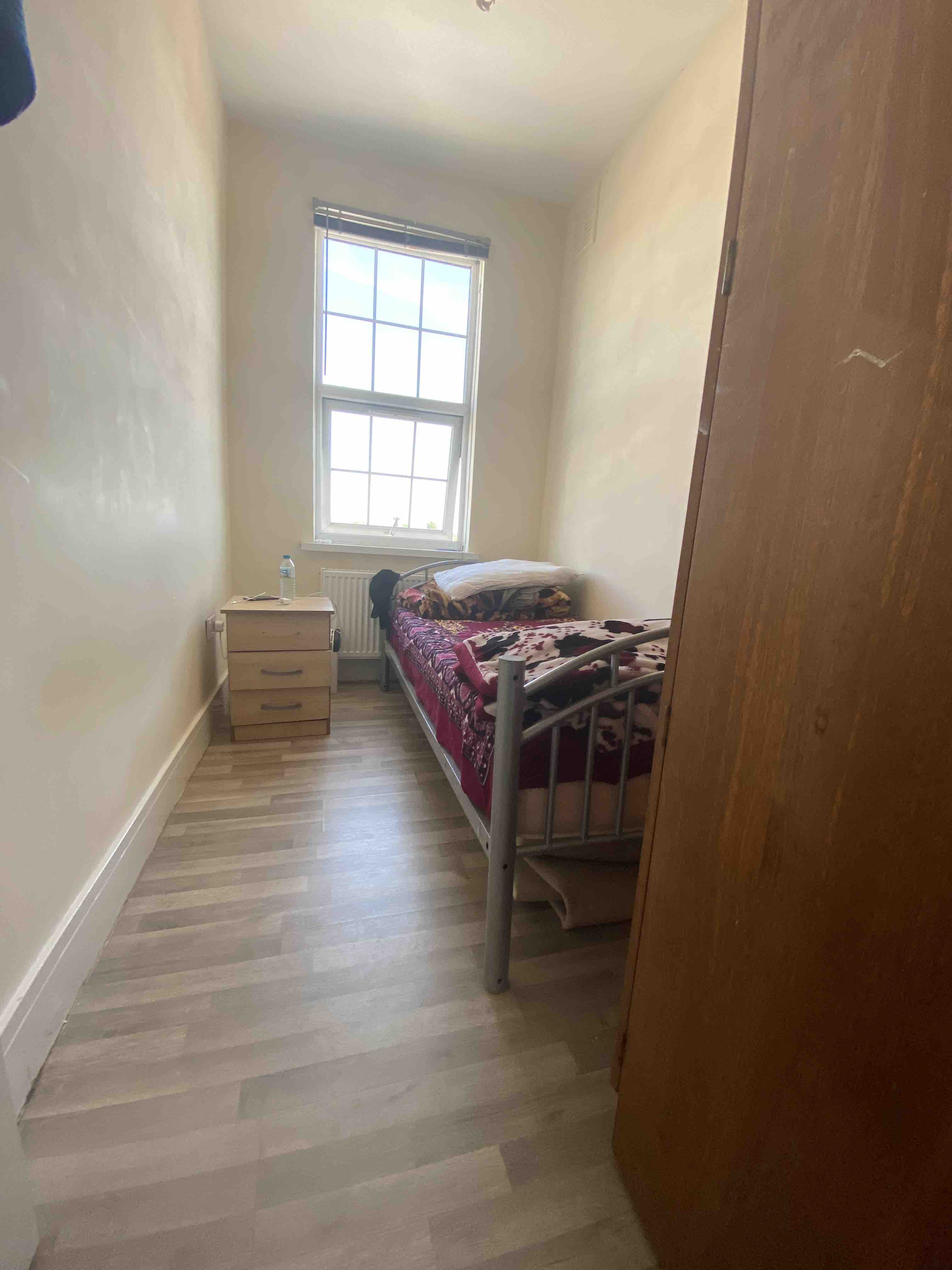 2 bedrooms available in 3 bedroom apartment, London RoomsLocal image
