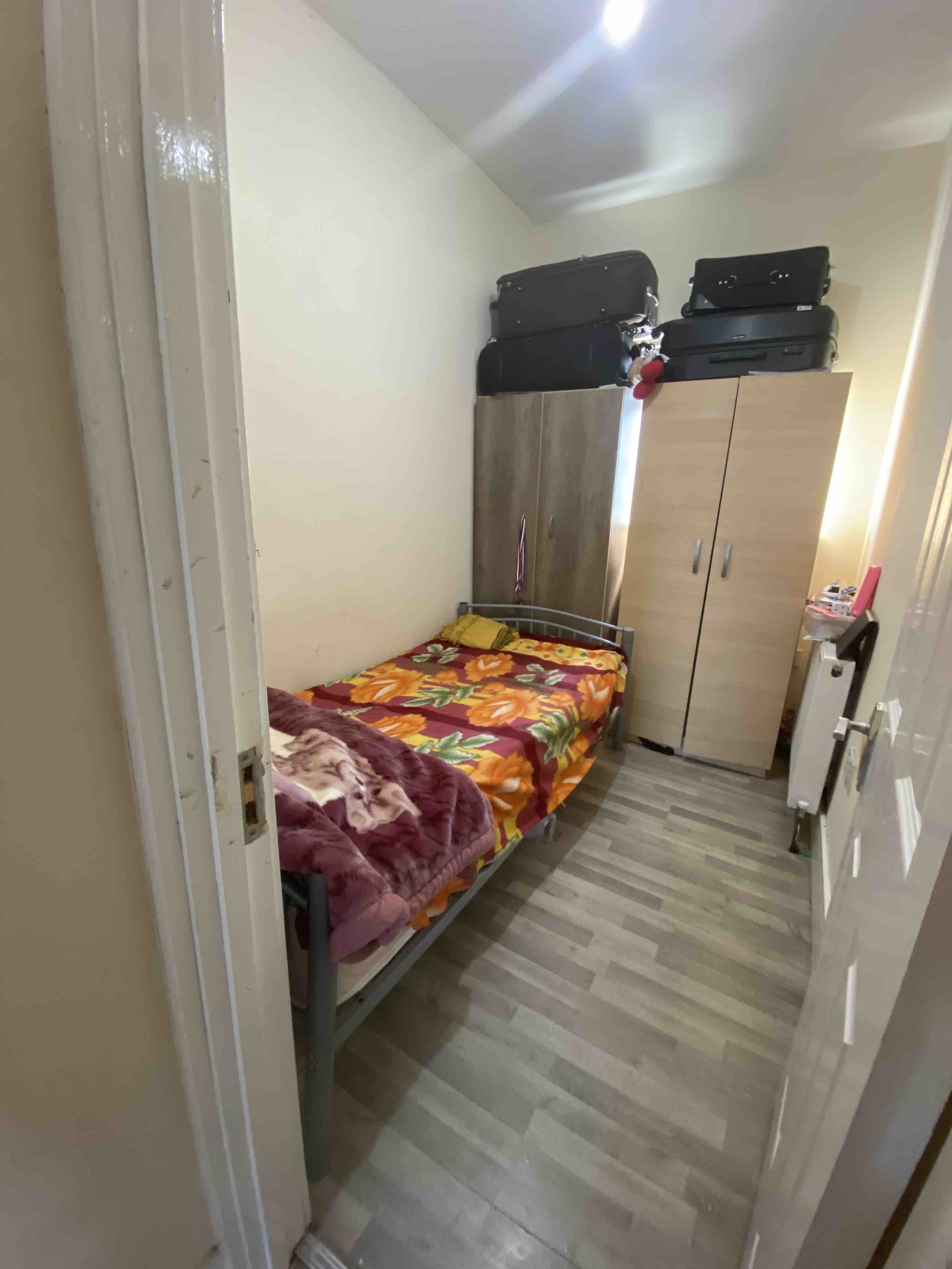 2 bedrooms available in 3 bedroom apartment, London RoomsLocal image