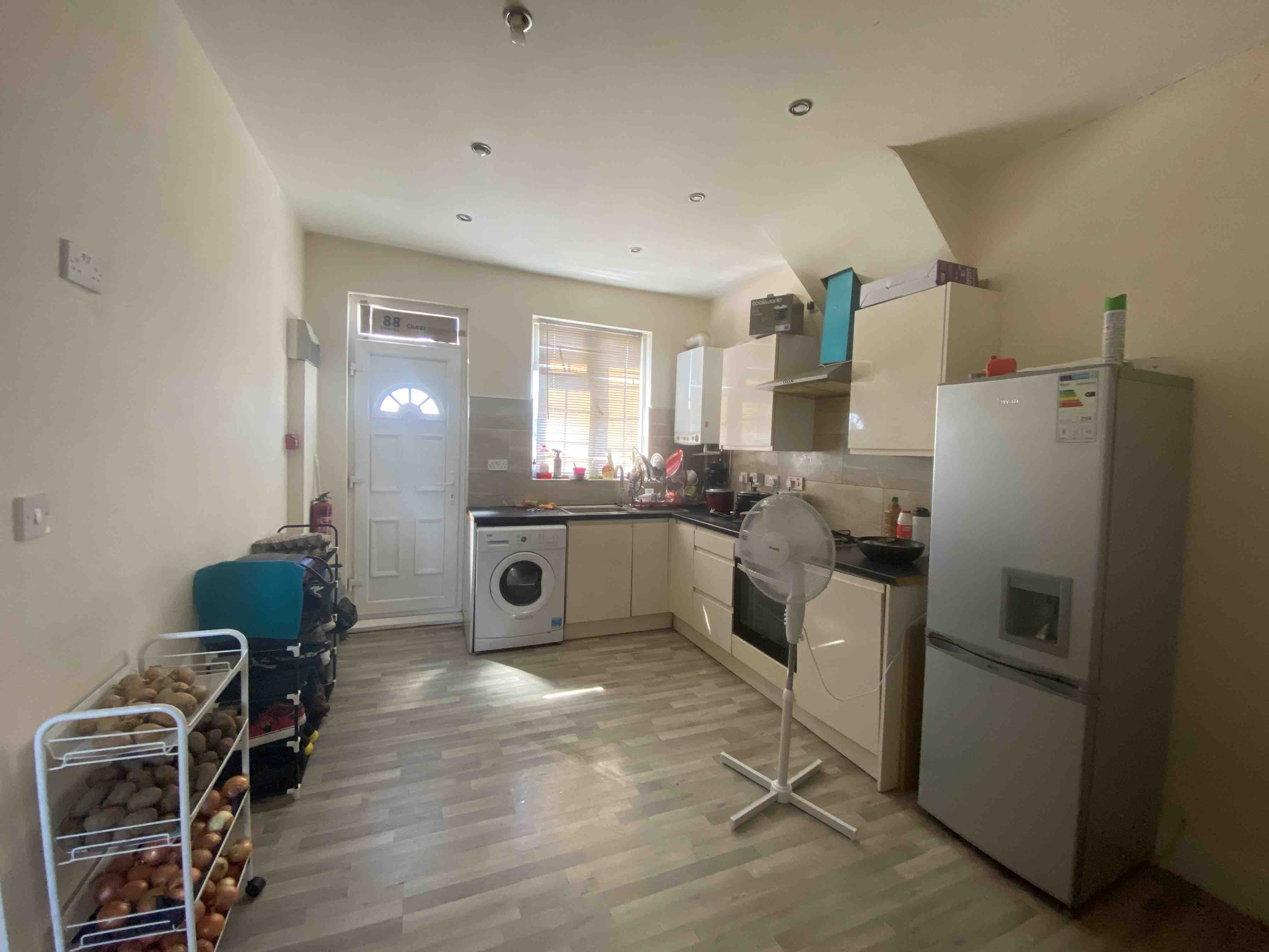 2 bedrooms available in 3 bedroom apartment, London RoomsLocal image