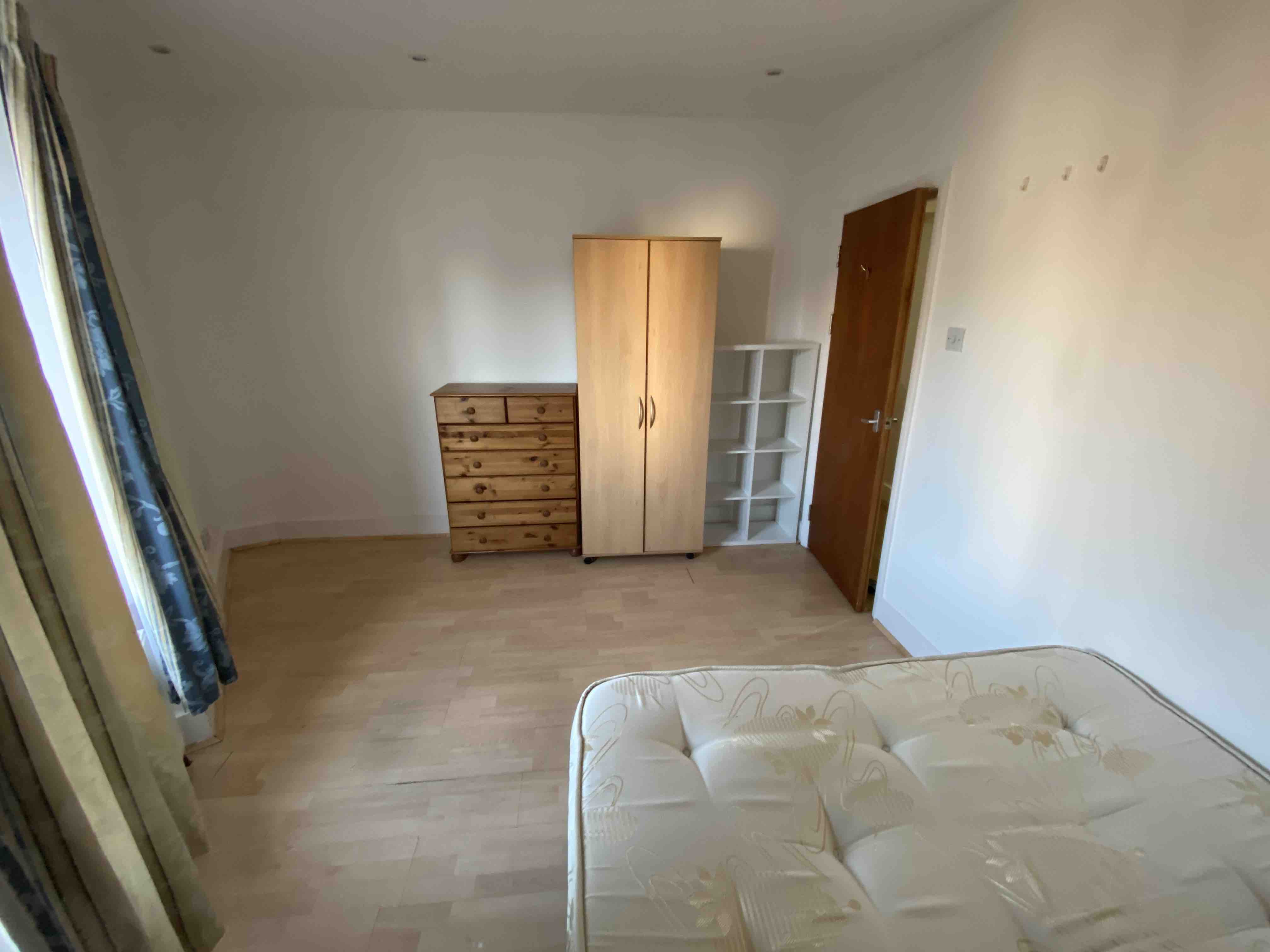 spacious room 10 min from Kings X image