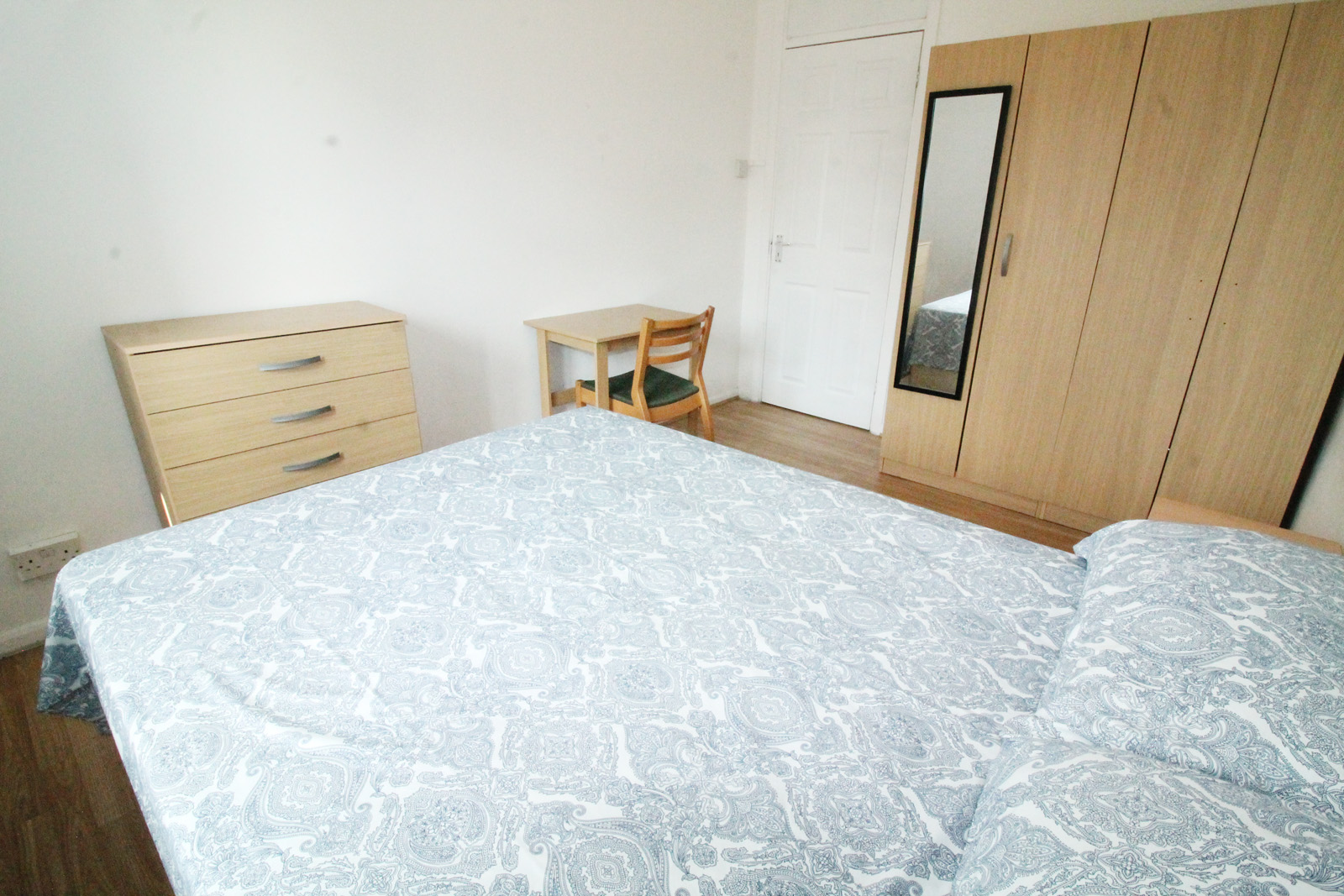 Fantastic two bedroom flat-share RoomsLocal image