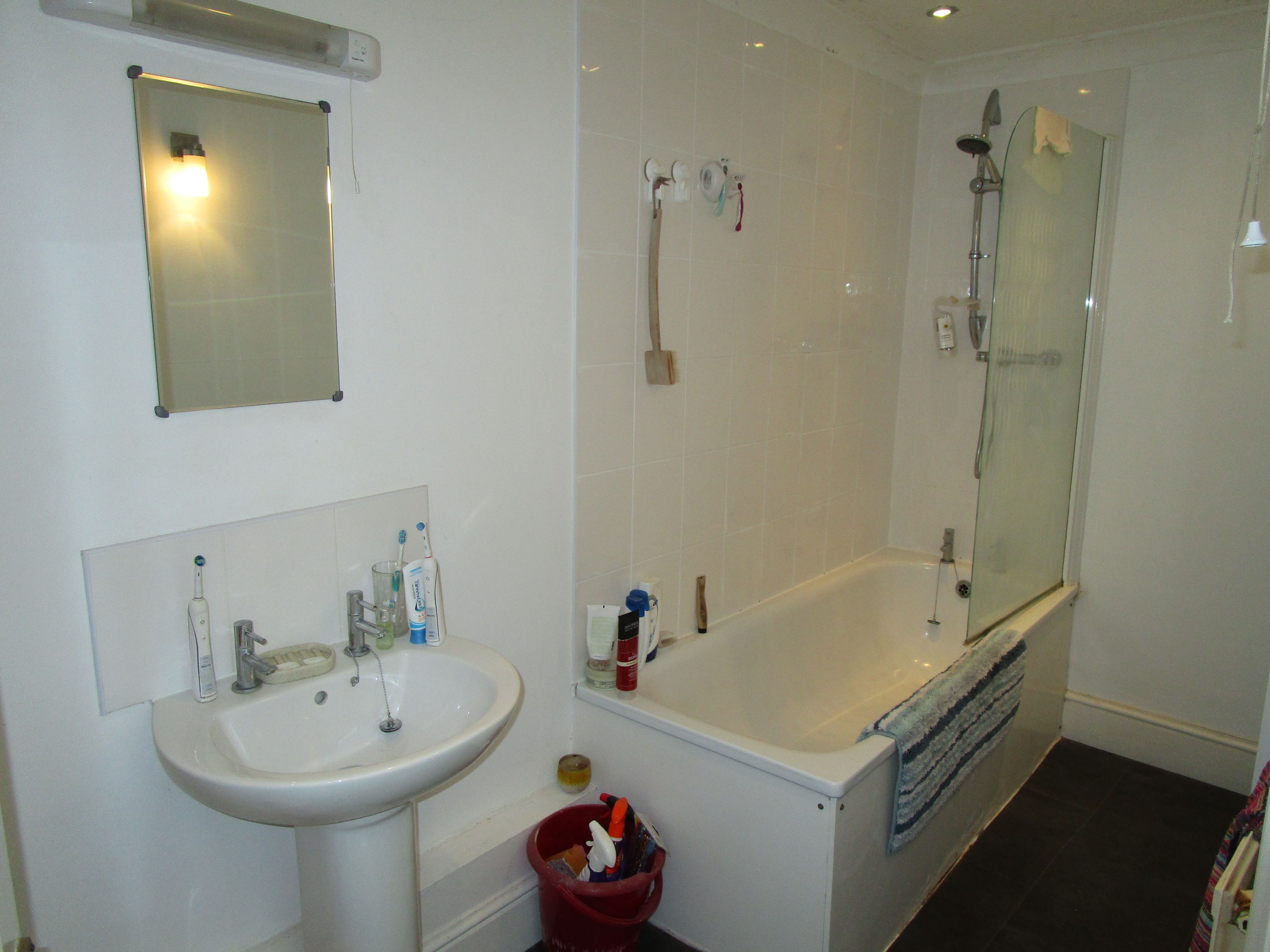 Charming double bedroom in a two bedroom located in the heart of BRISTOL RoomsLocal image