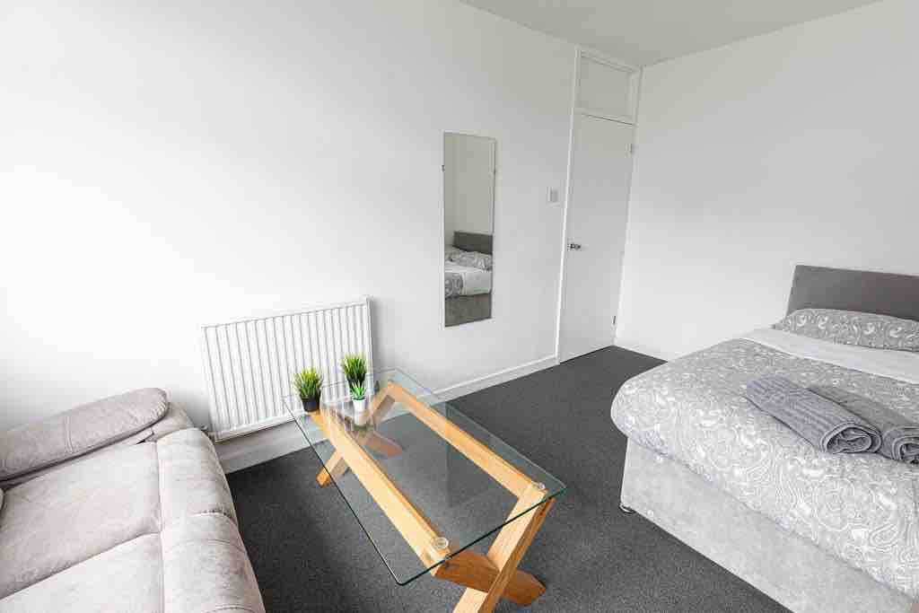 bedroom to rent in CANNING TOWN RoomsLocal image