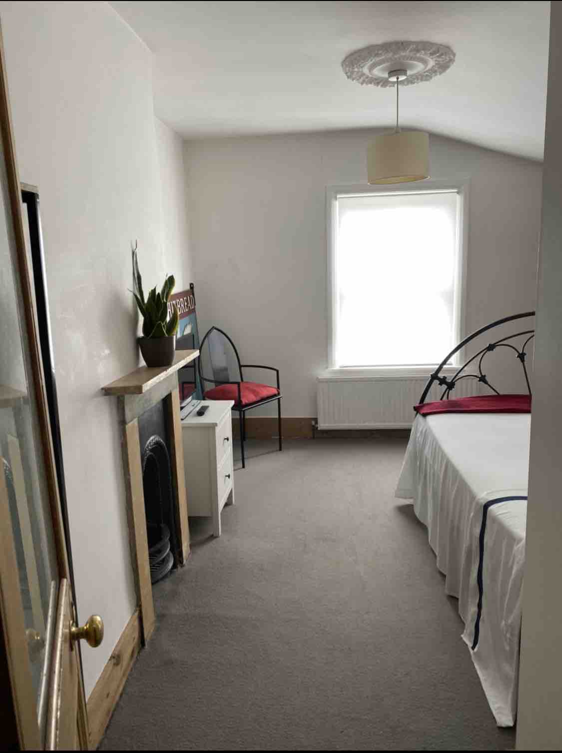 Mon-Fri room + private shower & shared garden RoomsLocal image