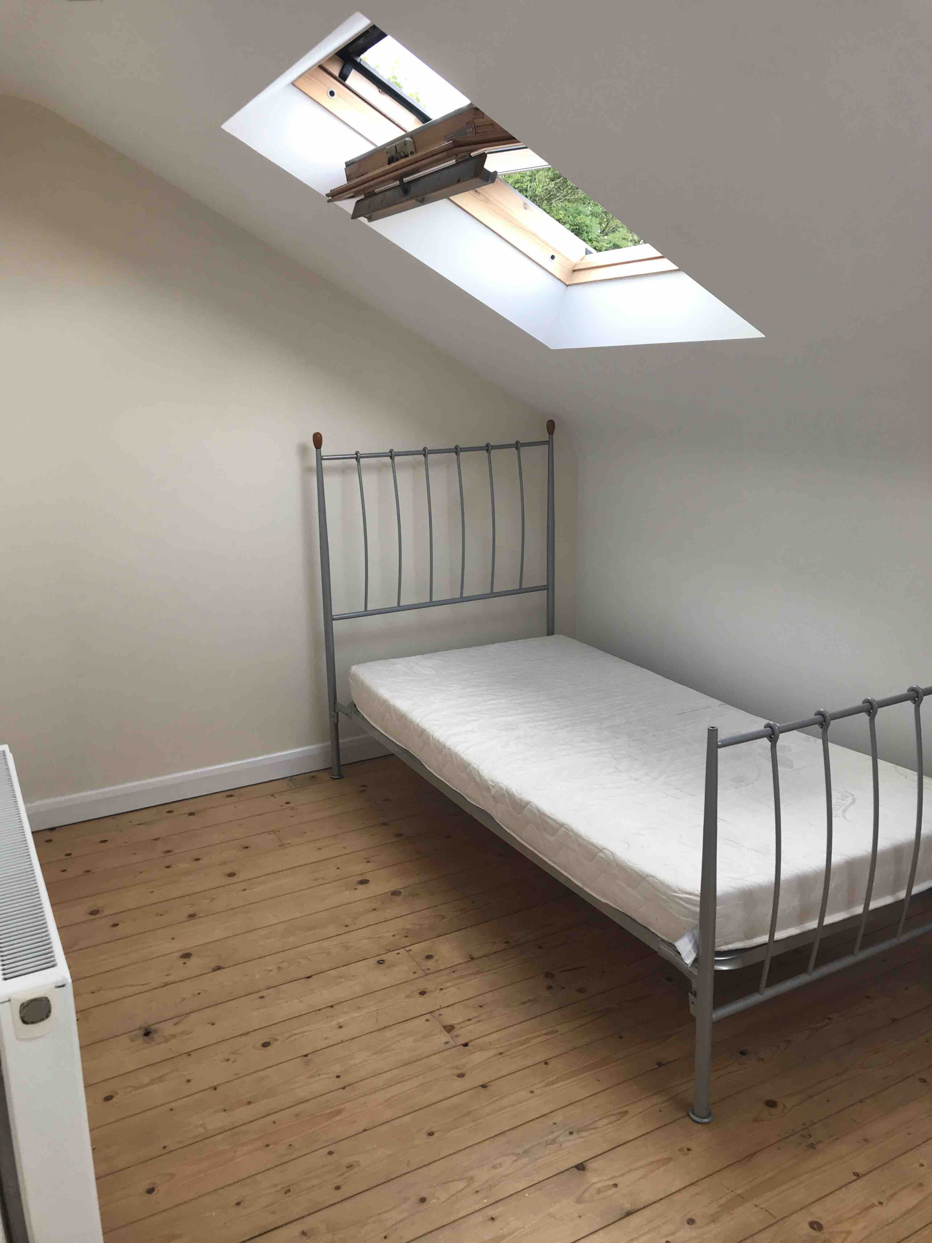FURNISHED TINY SINGLE ROOM, Crawley RoomsLocal image