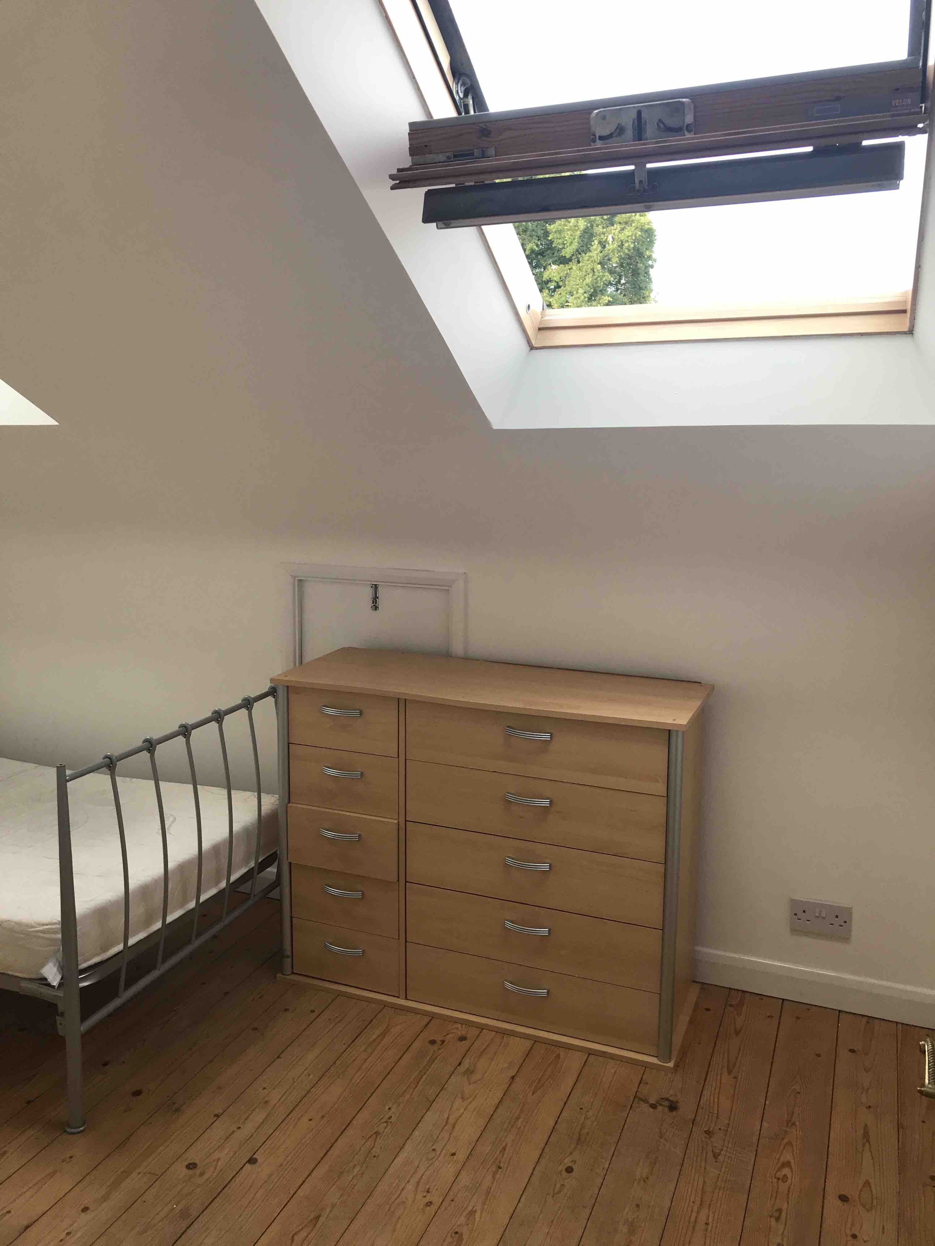 FURNISHED TINY SINGLE ROOM, Crawley RoomsLocal image