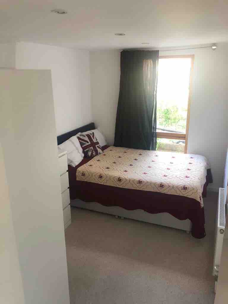 Full bedroom for rent RoomsLocal image