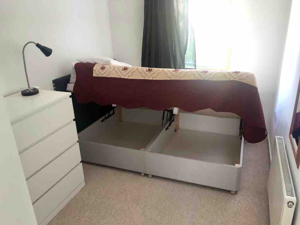 Full bedroom for rent RoomsLocal image