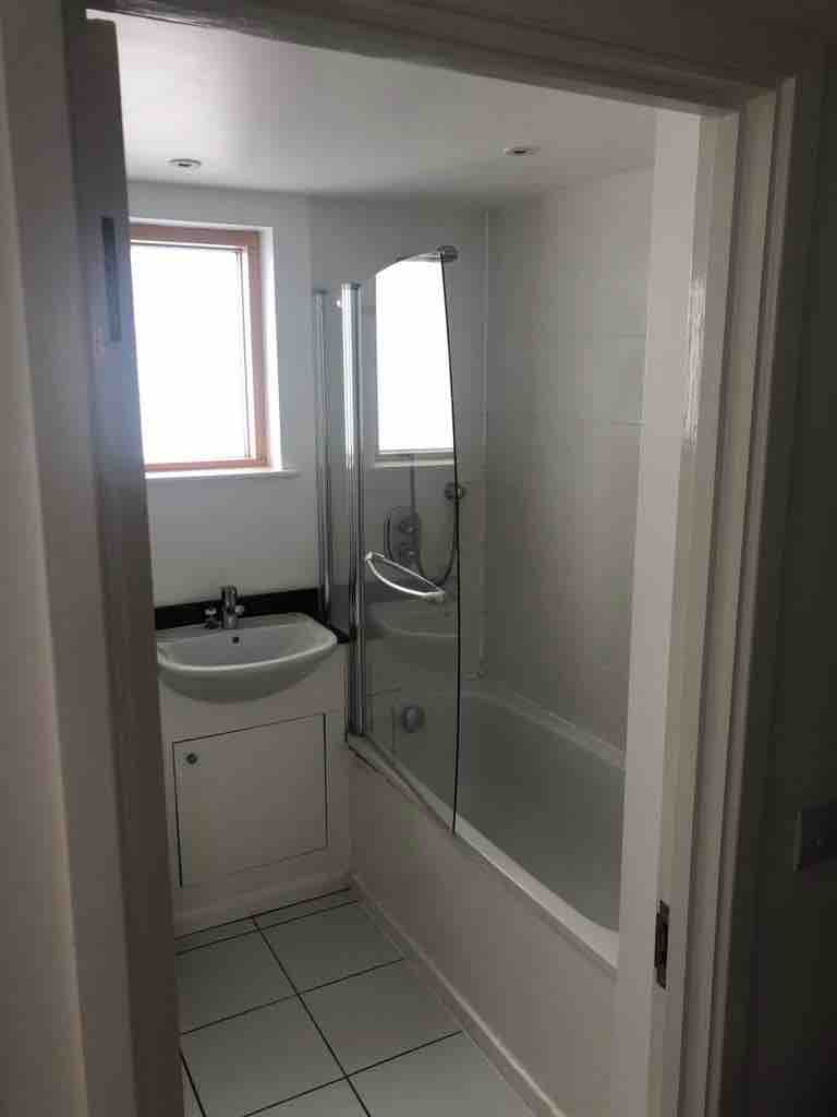 Full bedroom for rent RoomsLocal image
