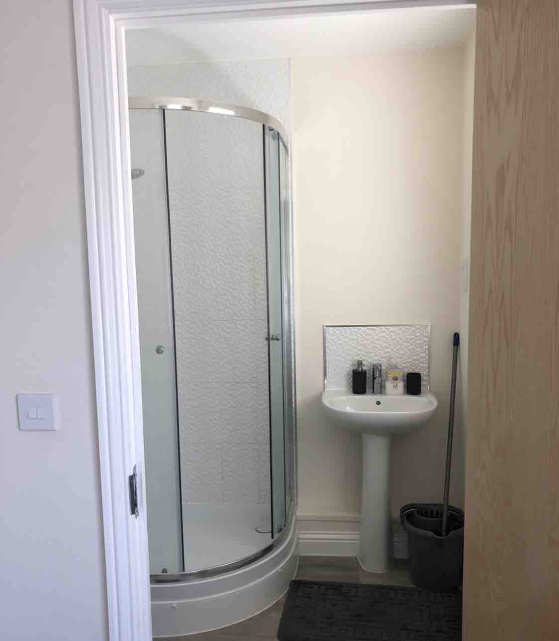 Double Room with En Suite, London RoomsLocal image