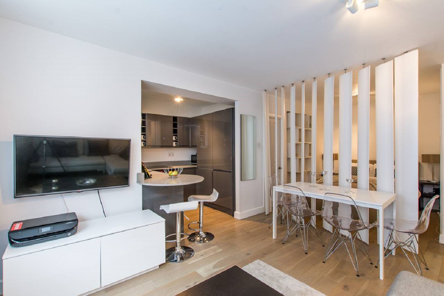Superb studio 37sq. ft for max. 2 guests ( not shared ) 43 Vauxhall Bridge Road RoomsLocal image