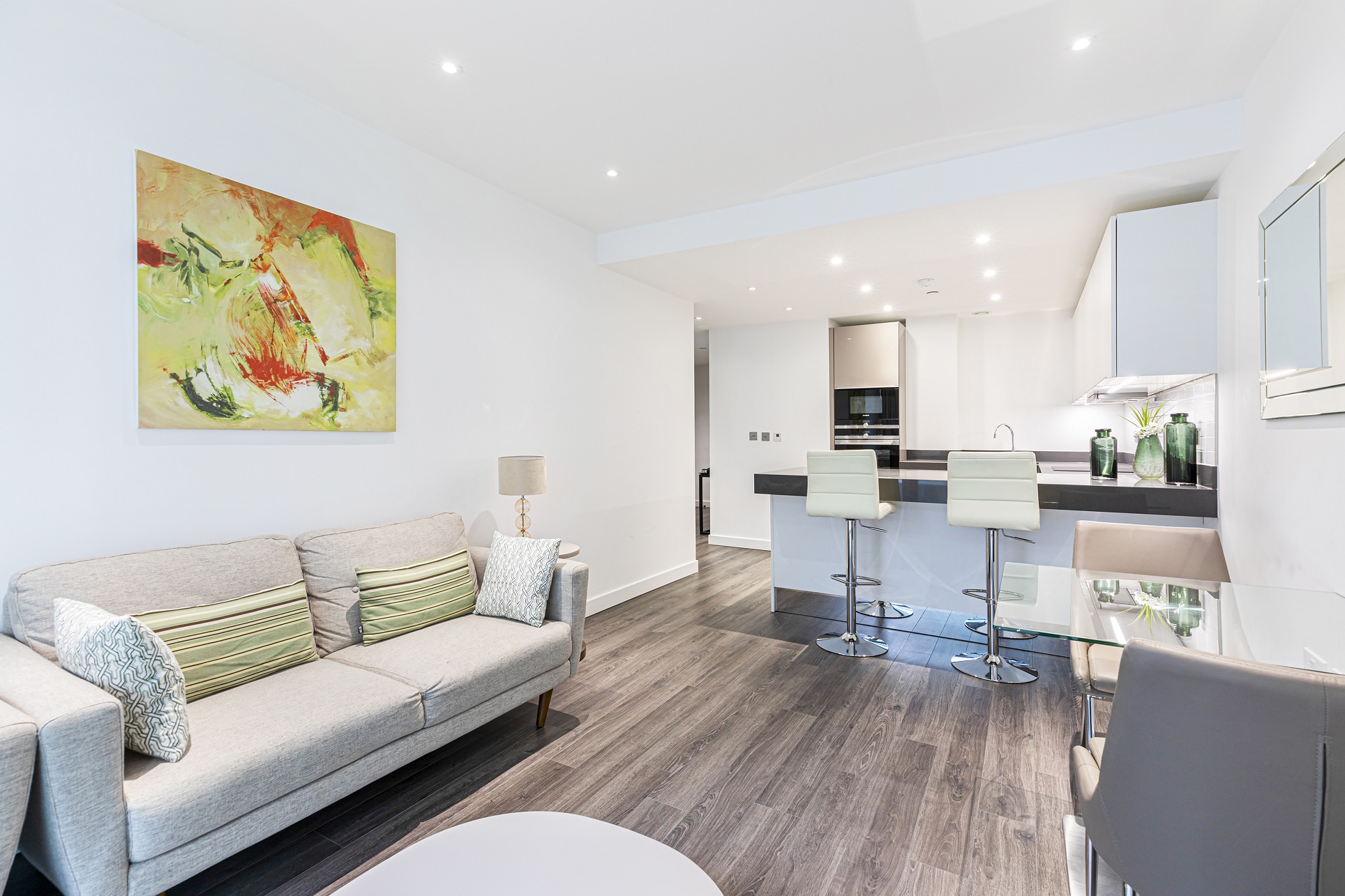 Superb 1 Bedroom Flat for rent on Alie Street RoomsLocal image