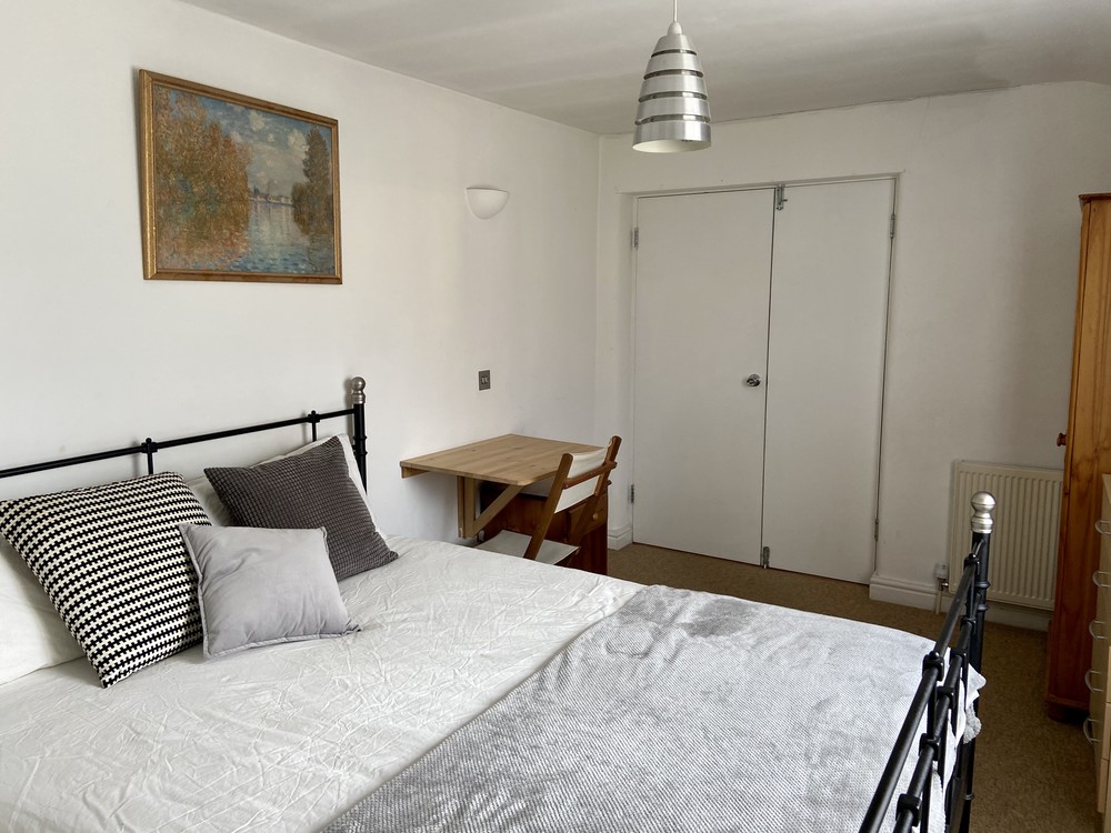 Wonderful location double bedroom furnished image