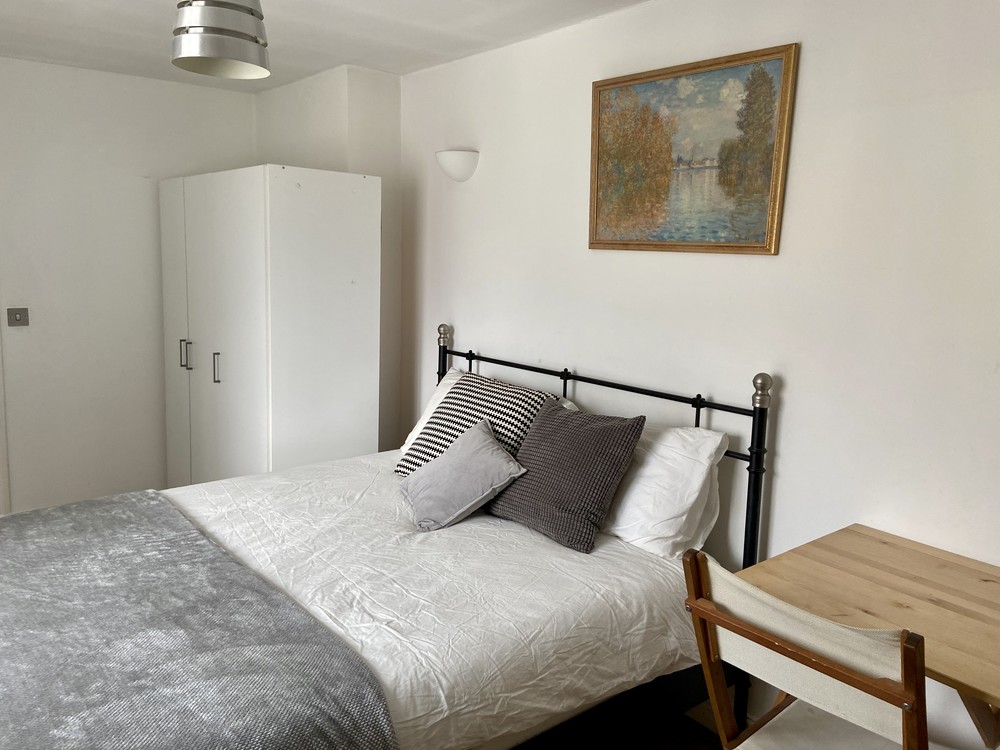 Wonderful location double bedroom furnished RoomsLocal image