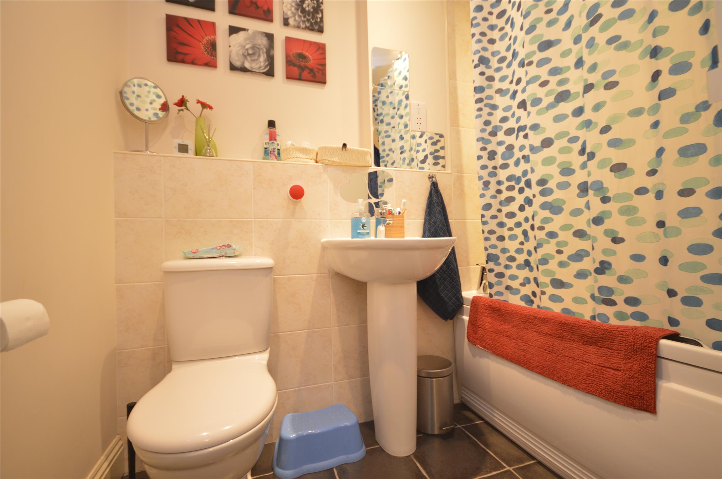 This lovely 2 bedroom property based in the heart of Clapham RoomsLocal image