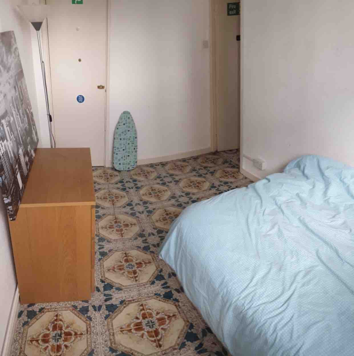 Lovely Double Bedroom in Old Street (N1) RoomsLocal image