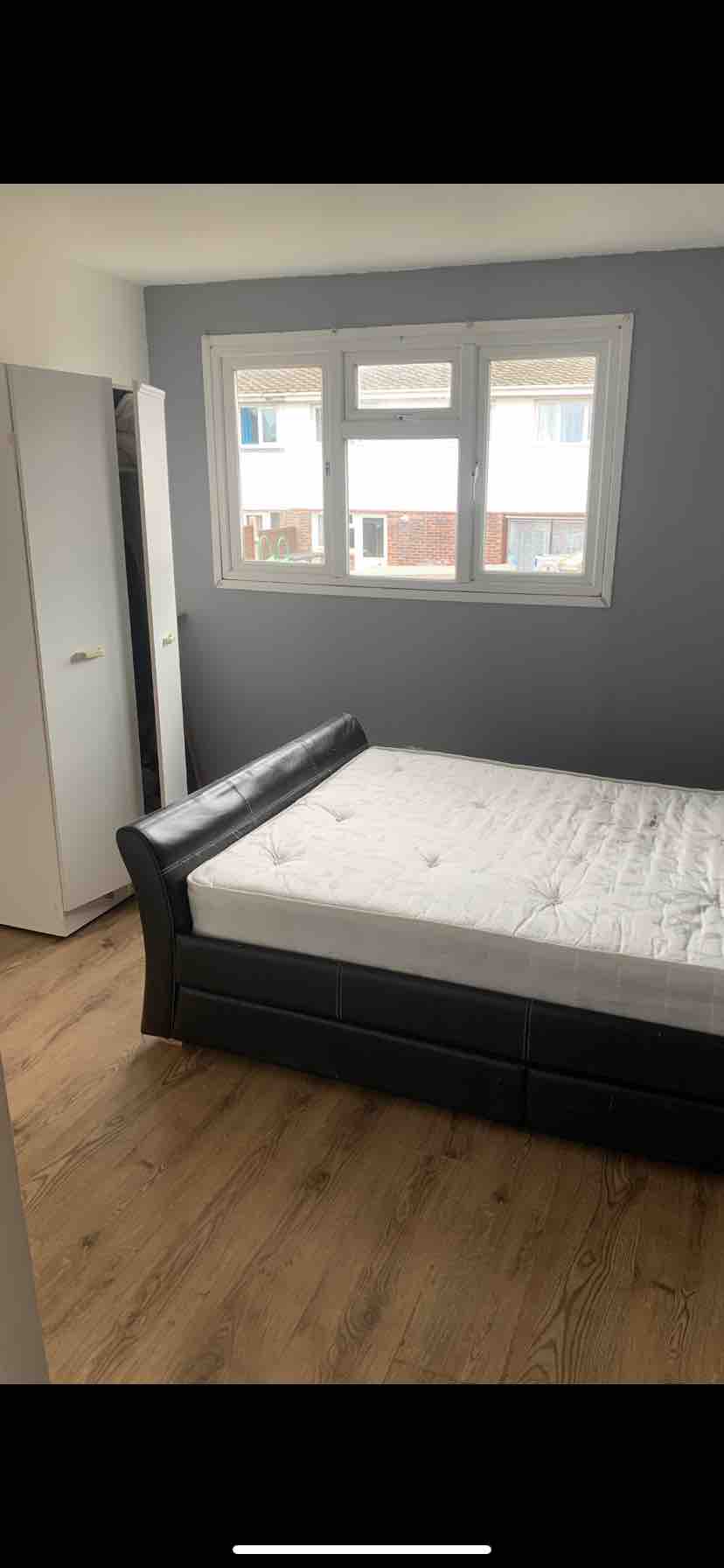 1 double bedroom RoomsLocal image