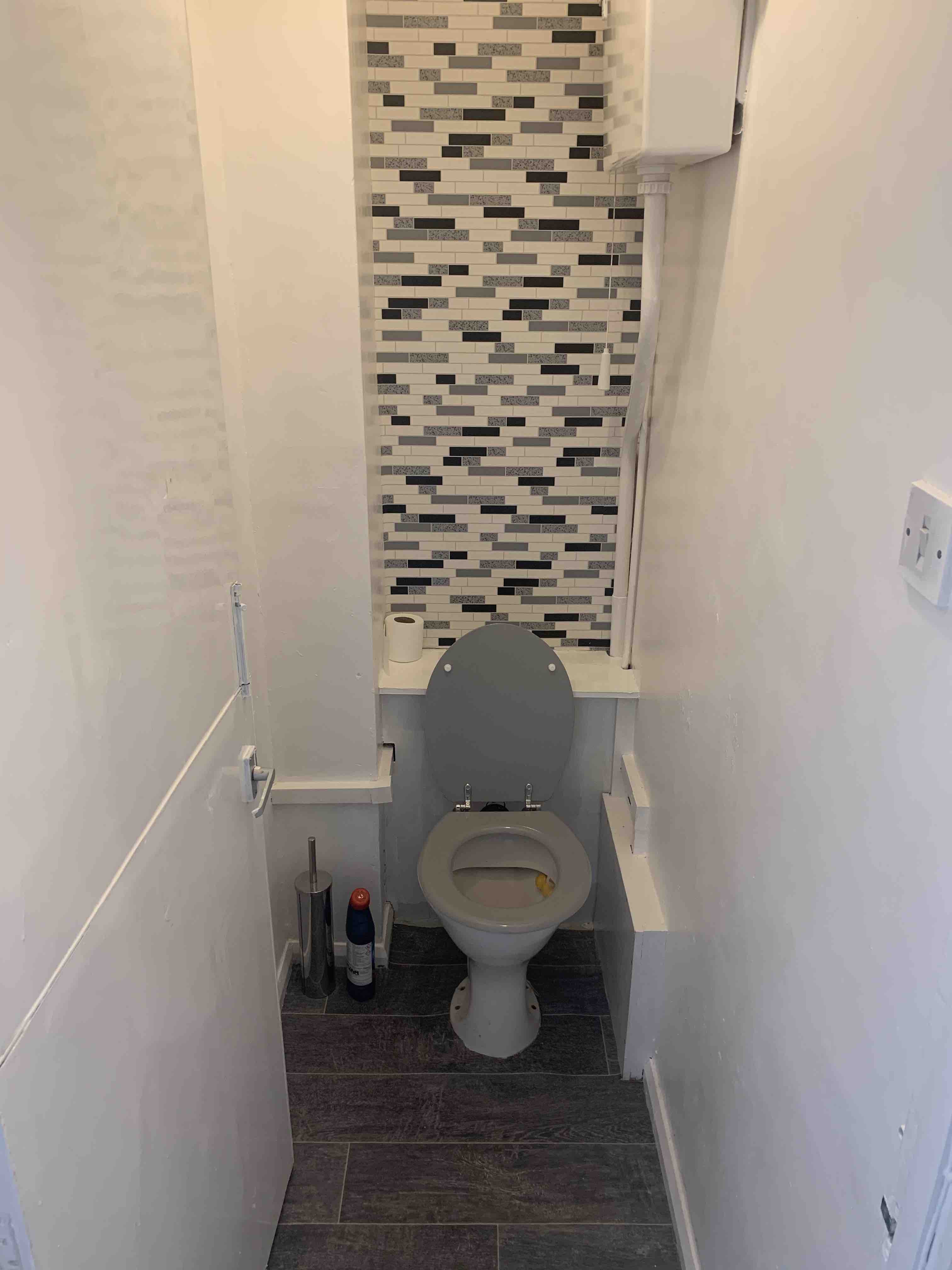 Clean newly refurbished room in high rise RoomsLocal image