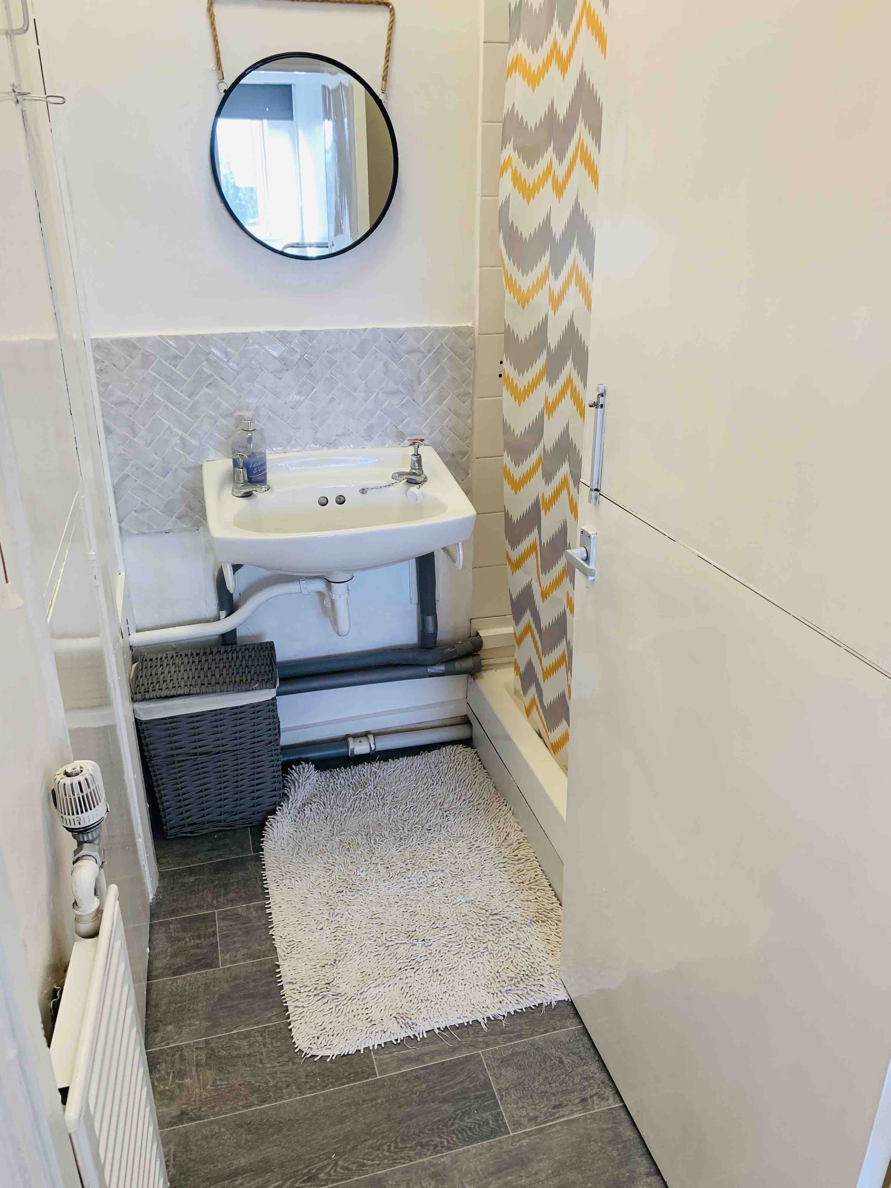 Clean newly refurbished room in high rise RoomsLocal image