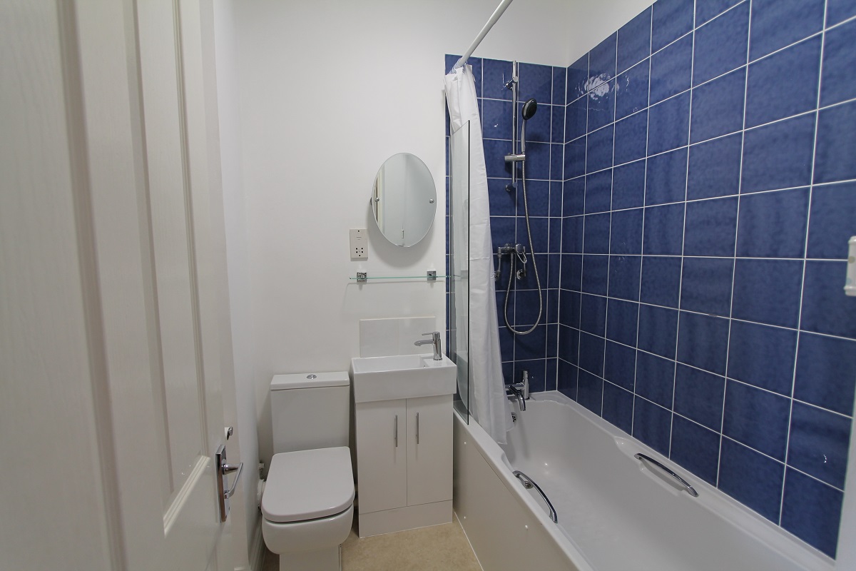 Fantastic Two Double Bedroom Apartment in the Heart of the City. RoomsLocal image