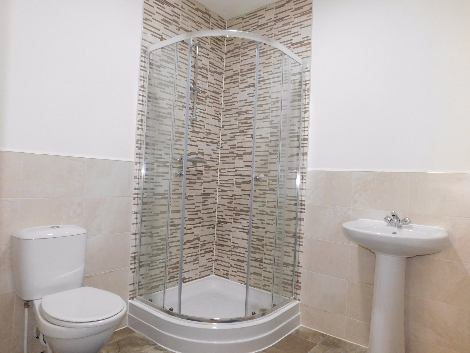 Charming and Fabulous double bedroom en suite for rent in Spitalfiled London RoomsLocal image