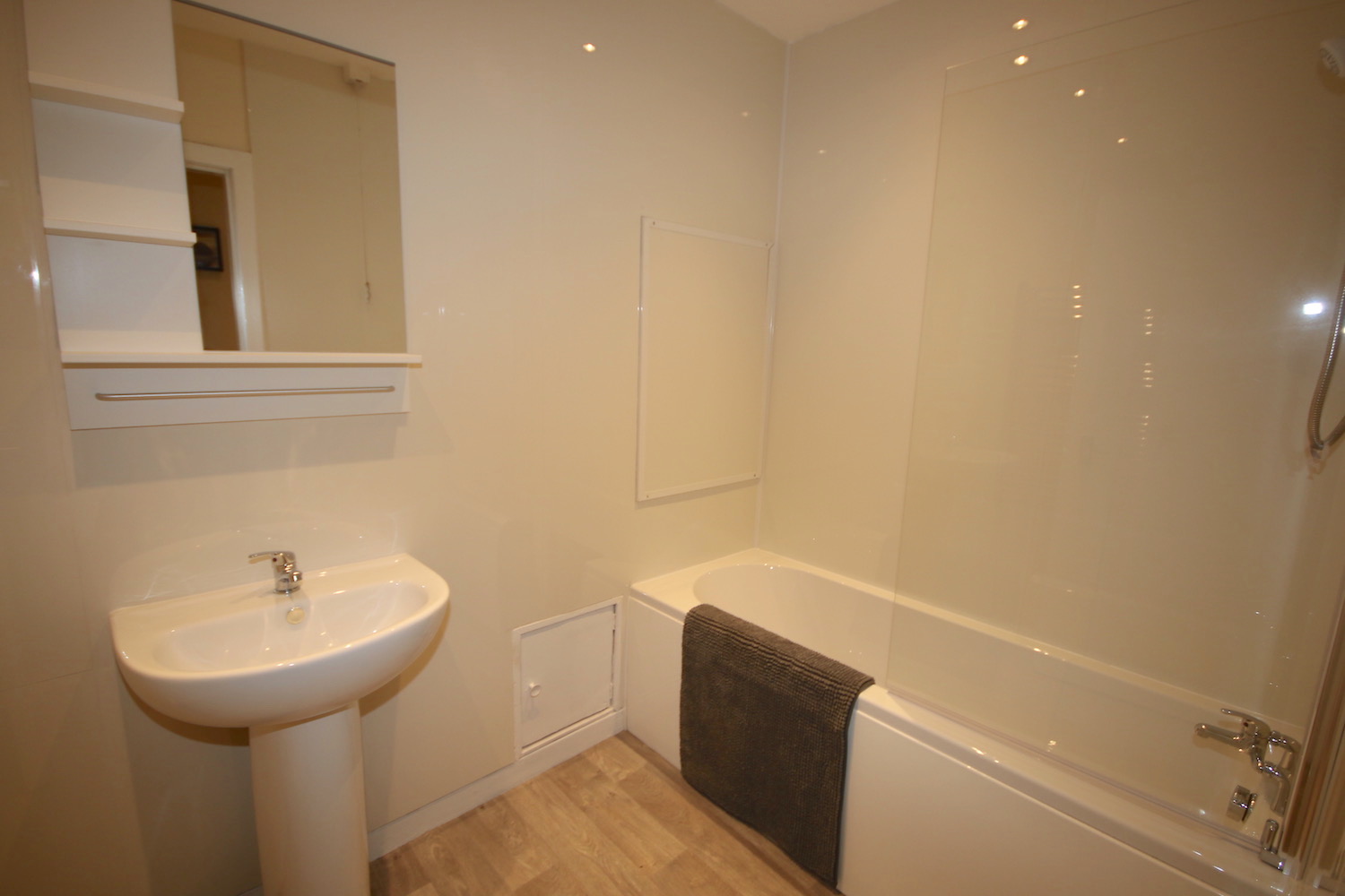 Wonderful double bedroom RoomsLocal image